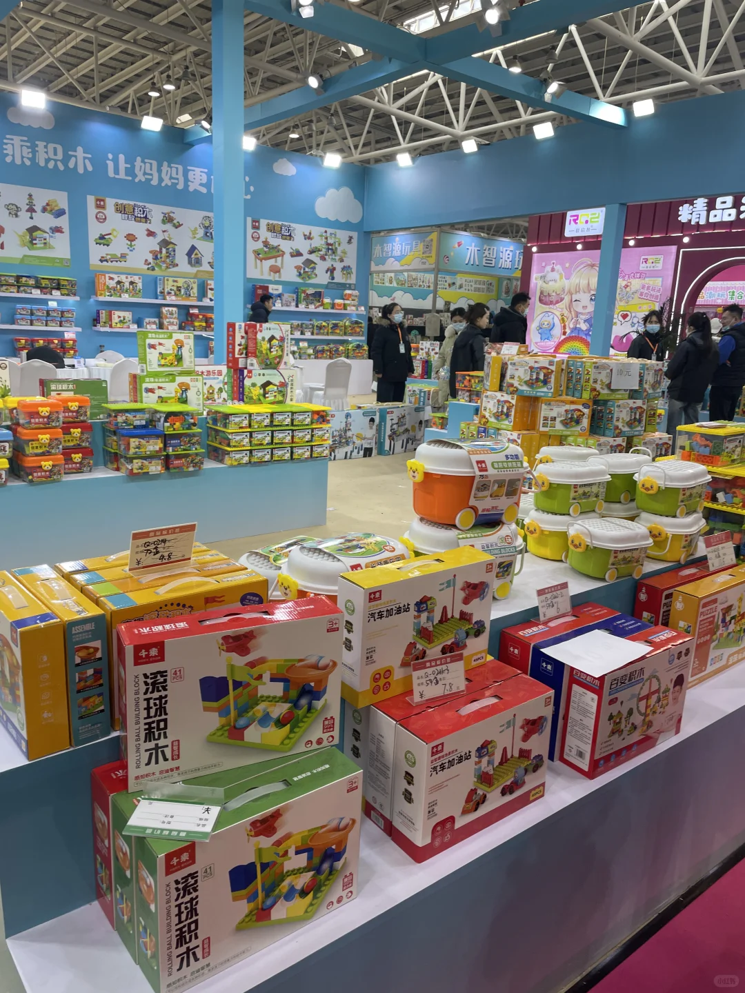 来逛玩具展会了 都没有空手的?