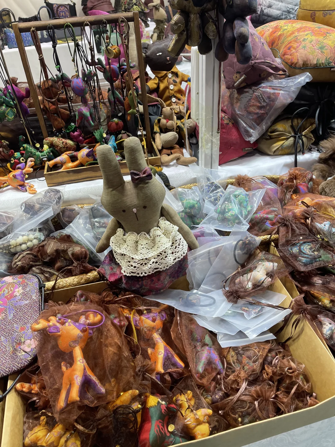 今天带设计师去逛杭州展会，拿了好多小礼品