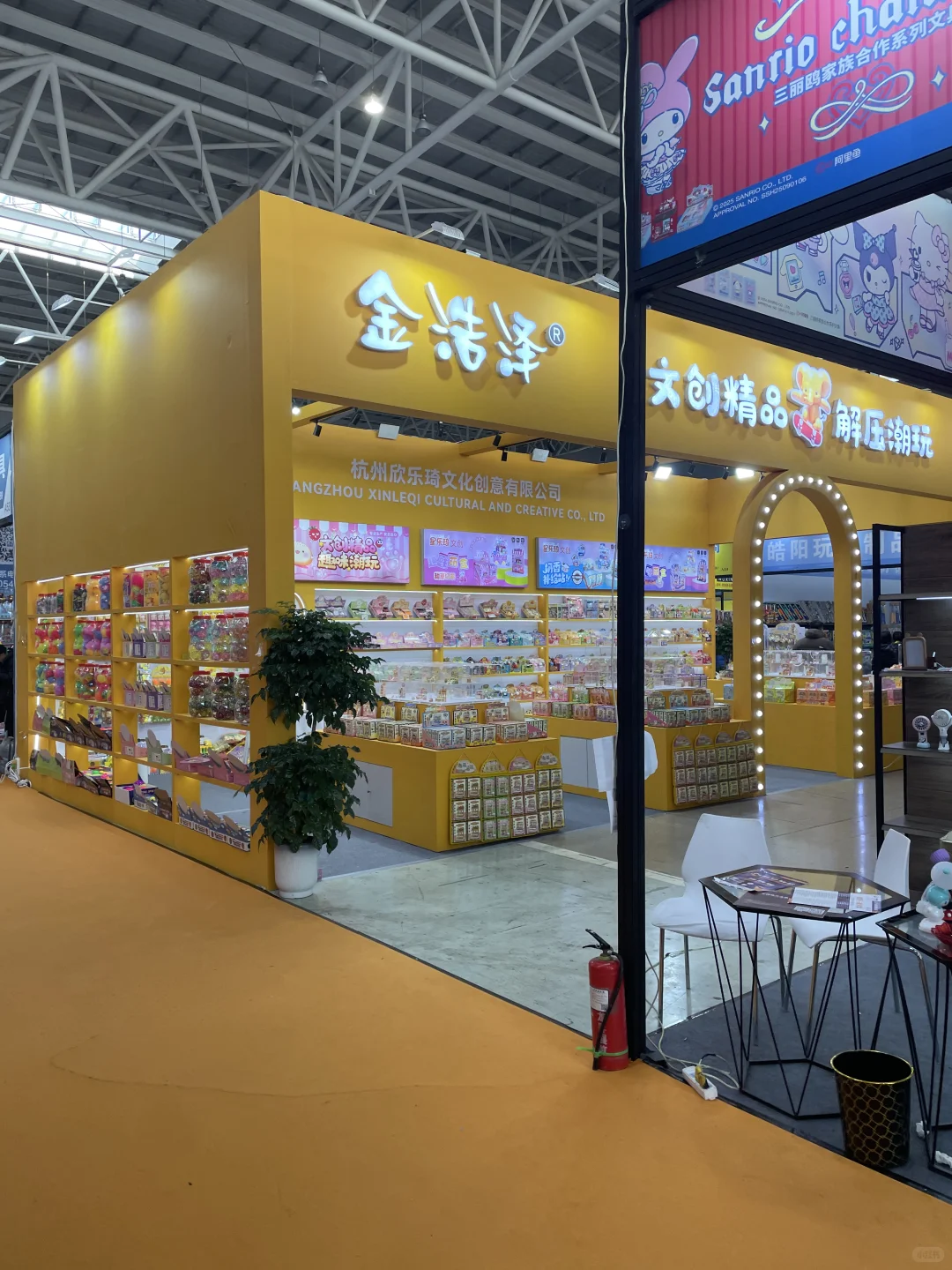 来逛玩具展会了 都没有空手的?