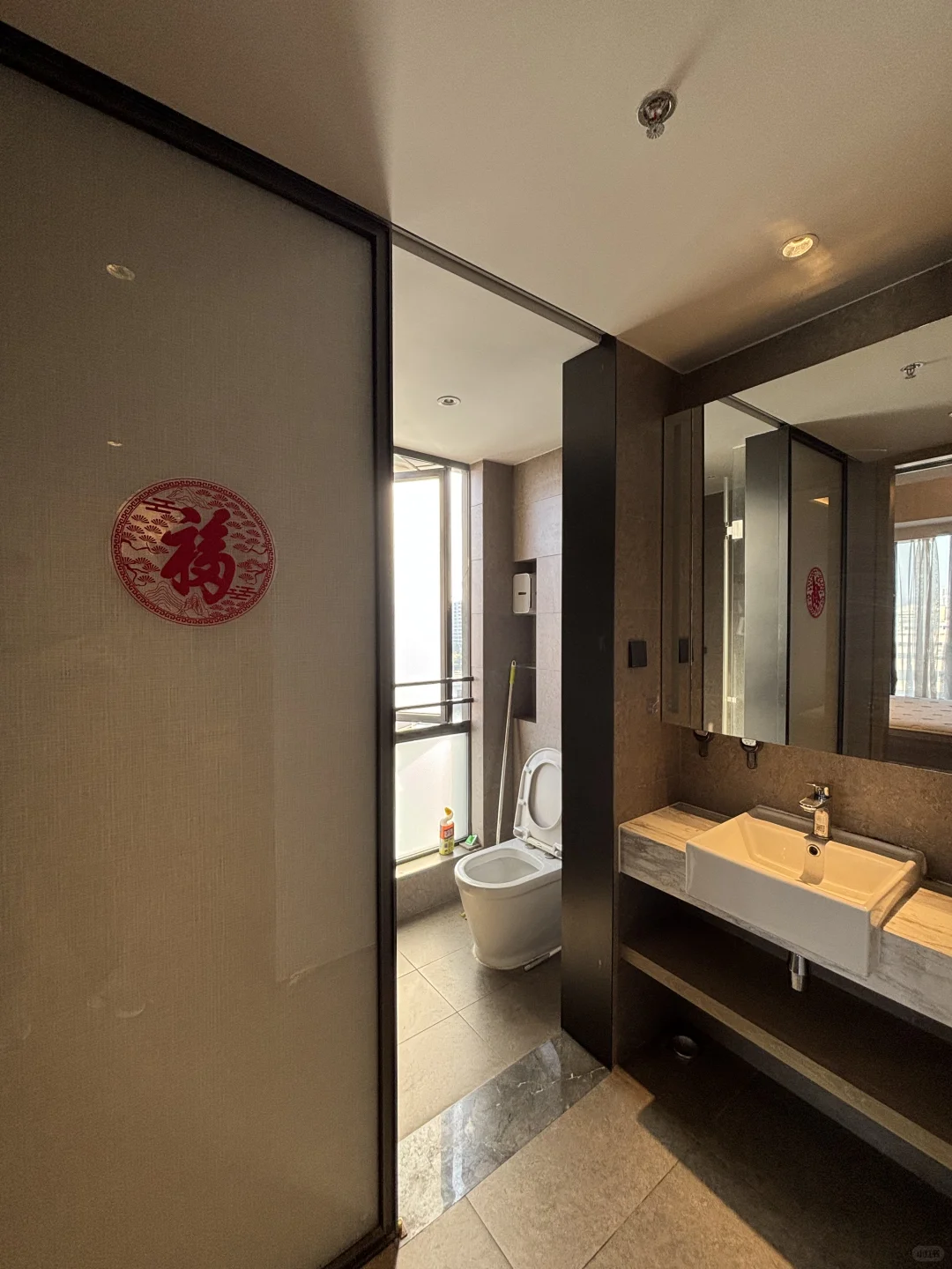 会展湾水岸60平两房一厅特价3500拎包入住