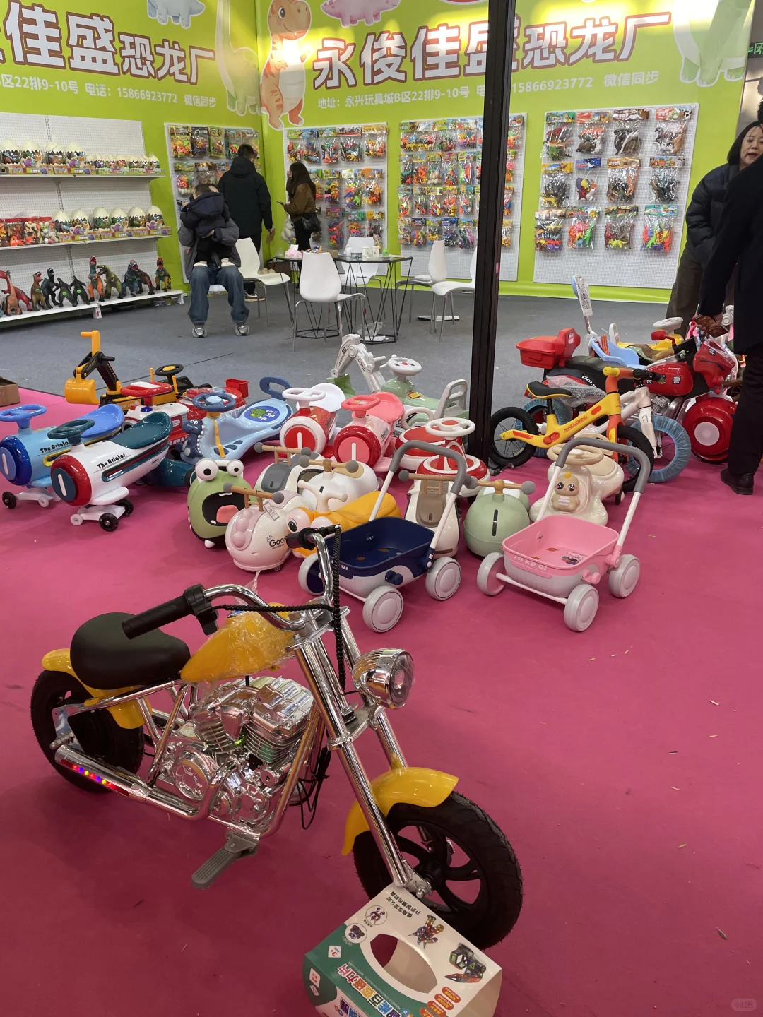 来逛玩具展会了 都没有空手的?