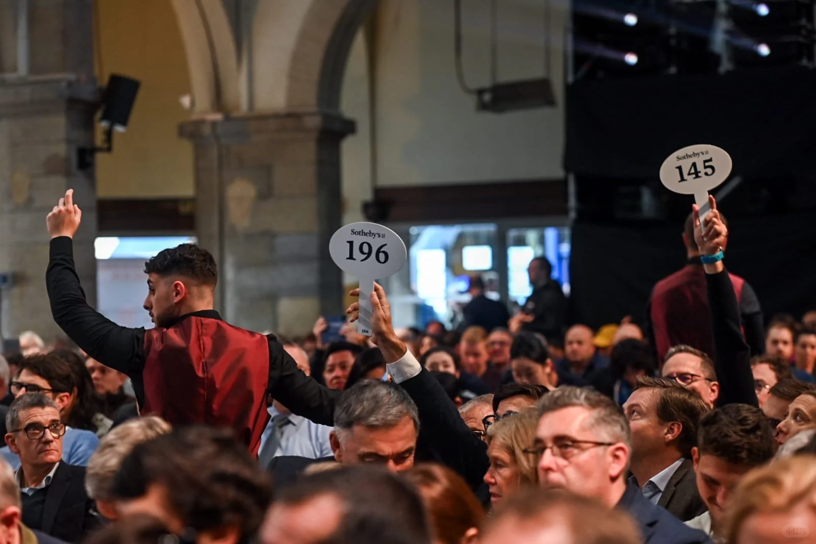 勃艮第的葡萄酒拍卖，最贵桶被中国人买入