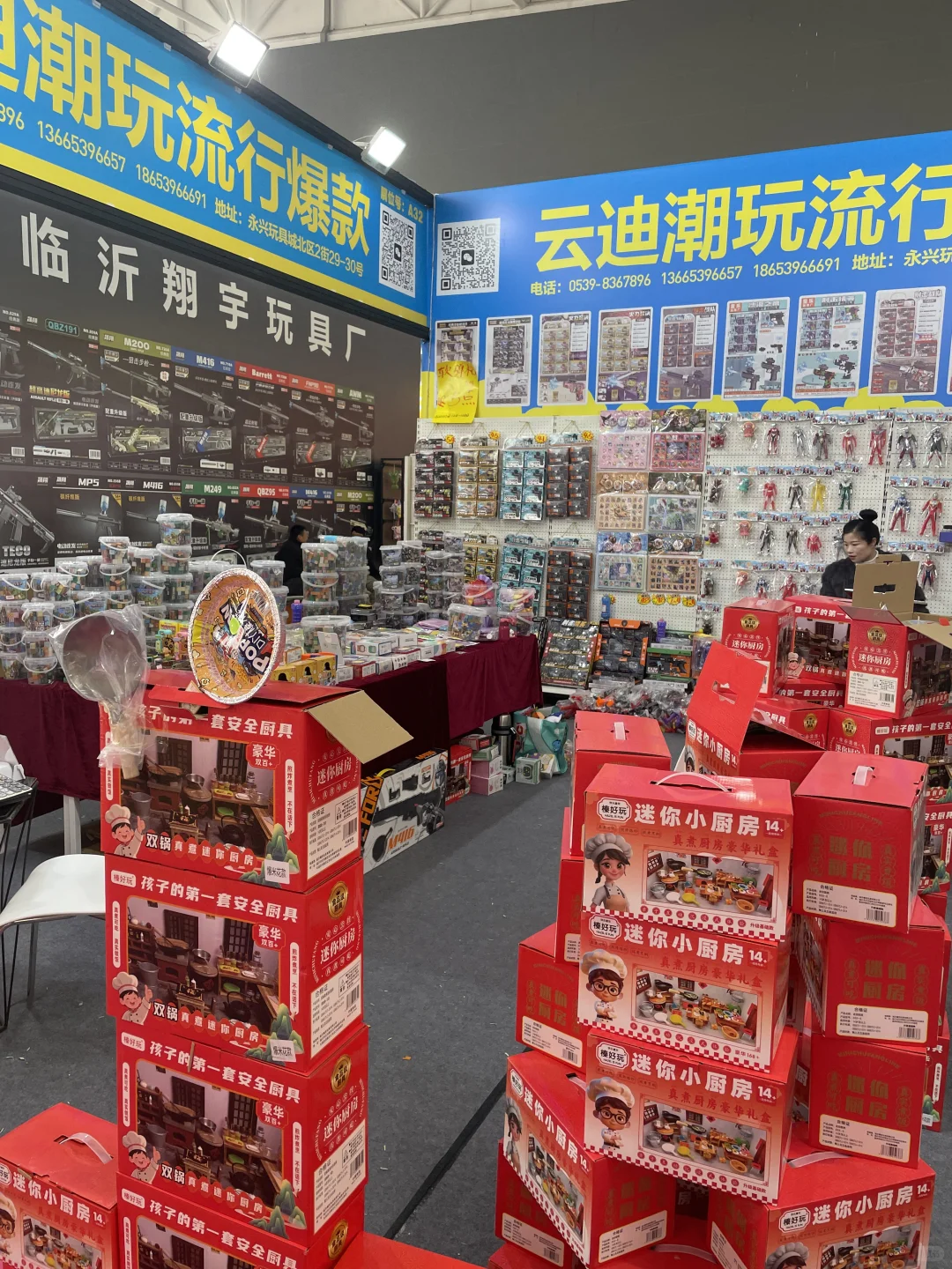来逛玩具展会了 都没有空手的?