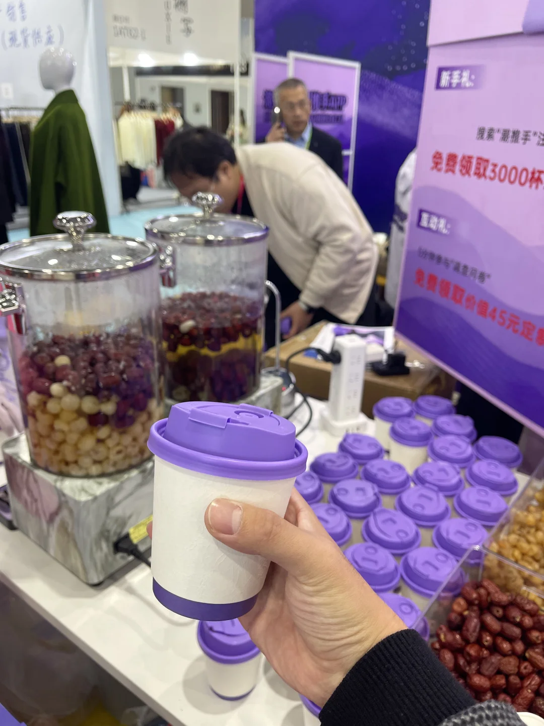 今天带设计师去逛杭州展会，拿了好多小礼品