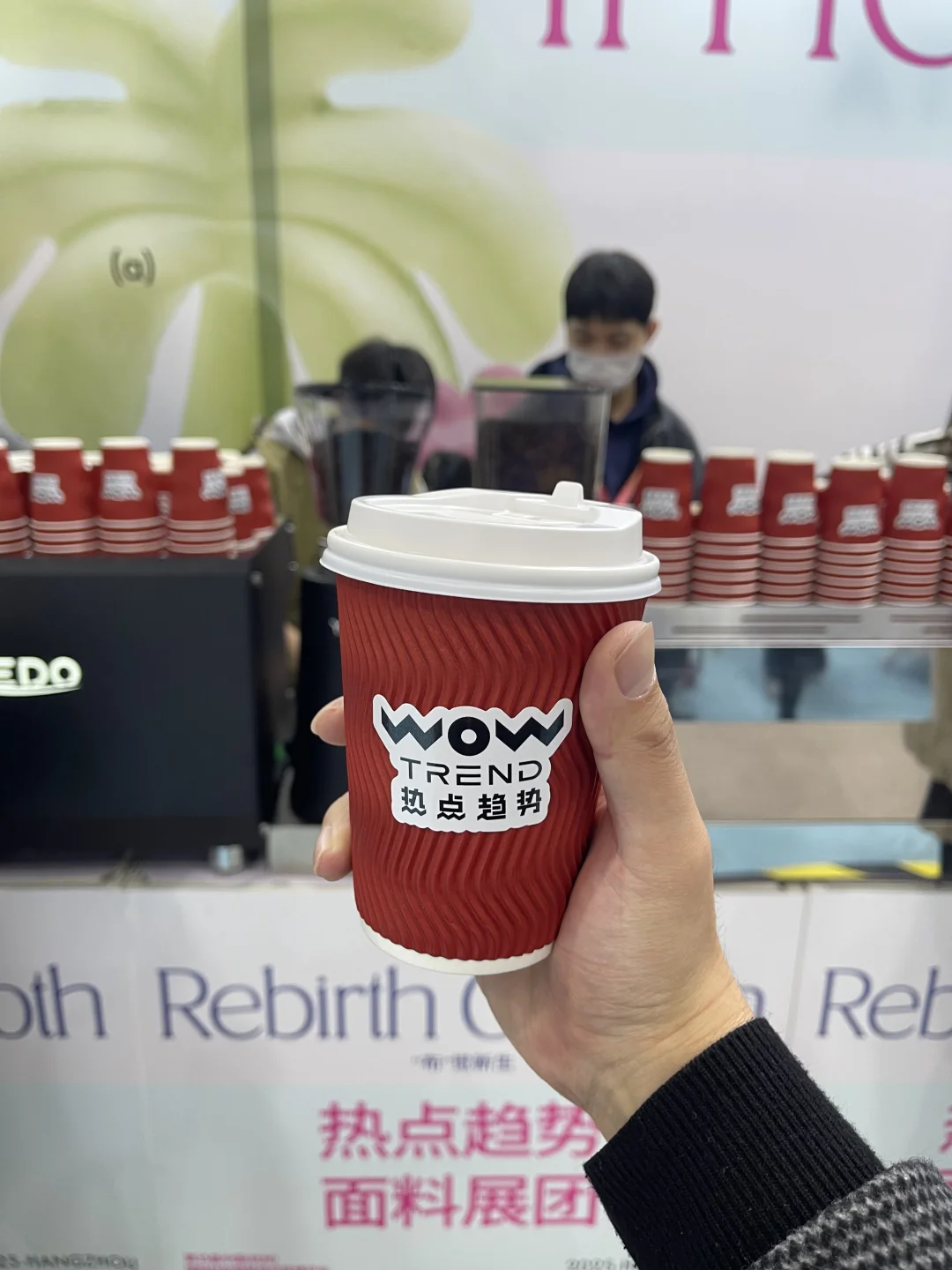 今天带设计师去逛杭州展会，拿了好多小礼品