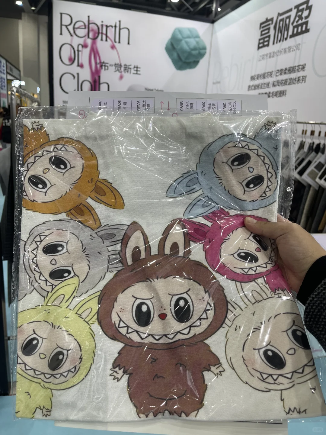 今天带设计师去逛杭州展会，拿了好多小礼品