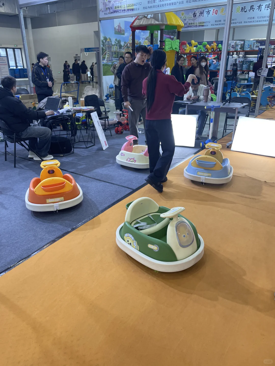 来逛玩具展会了 都没有空手的?