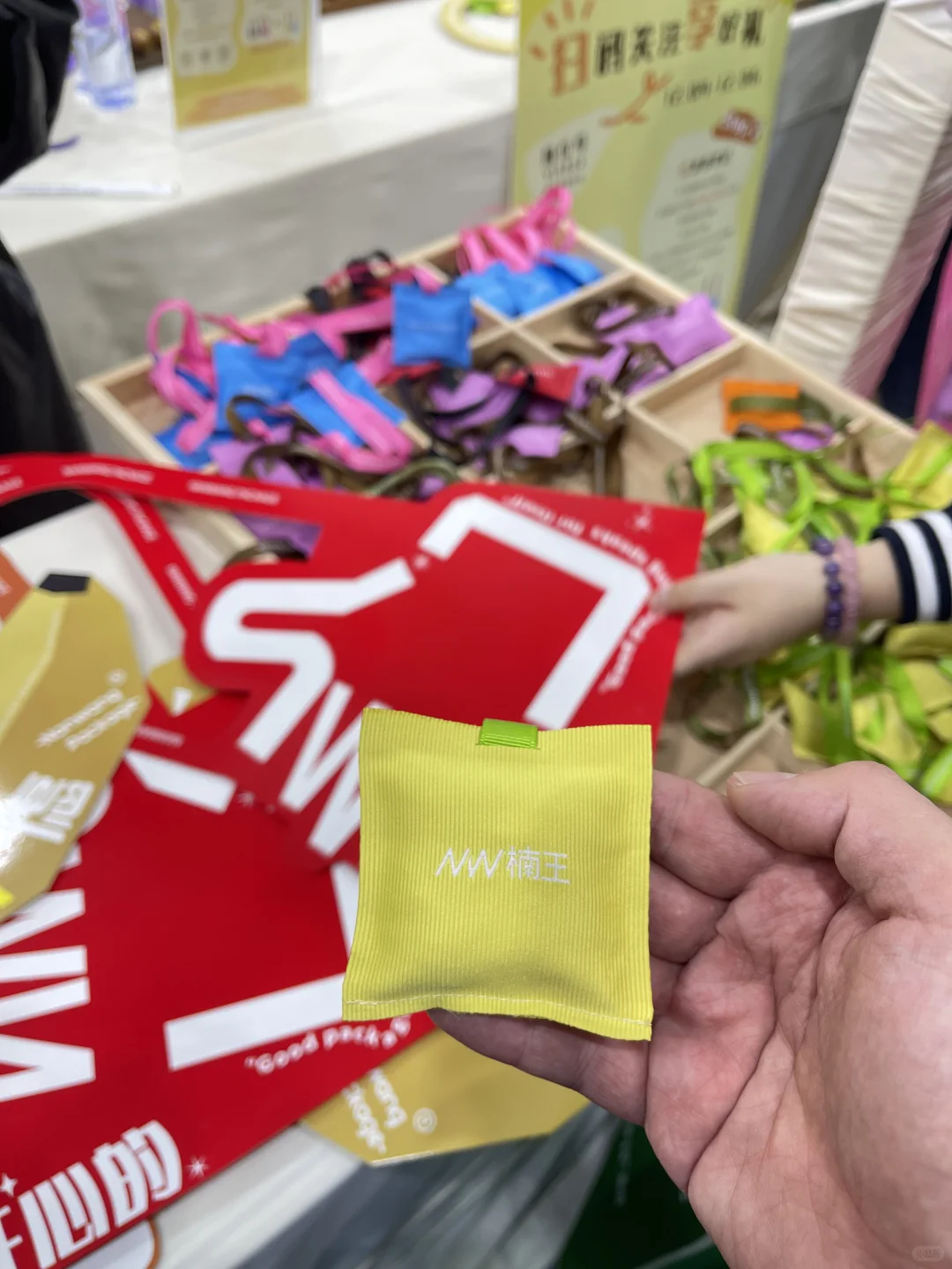 今天带设计师去逛杭州展会，拿了好多小礼品