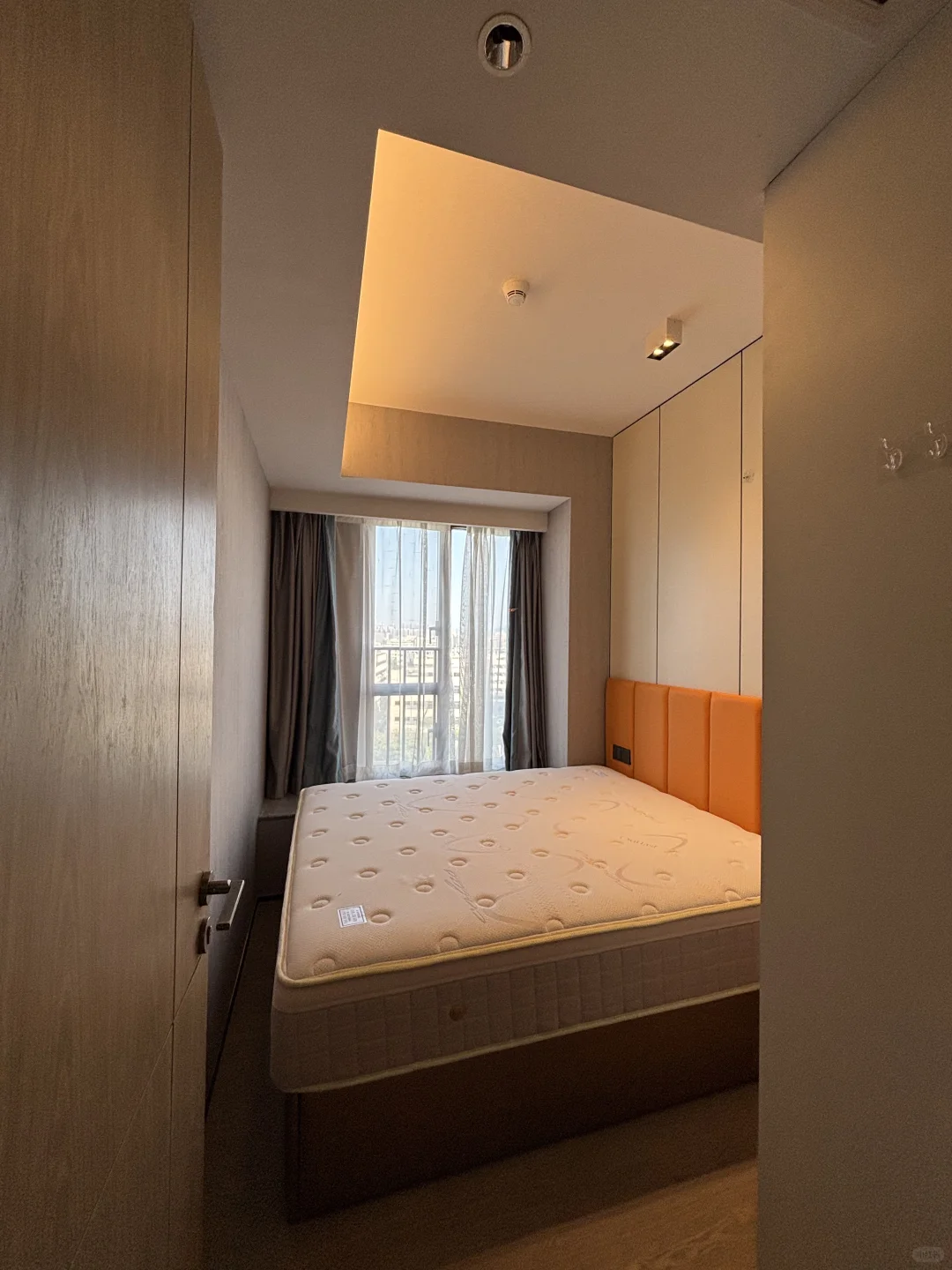 会展湾水岸60平两房一厅特价3500拎包入住