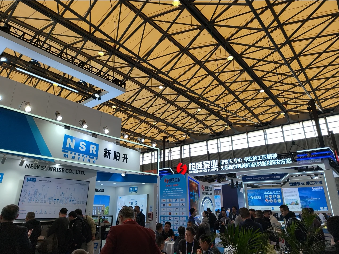 人在海事展，捞展商