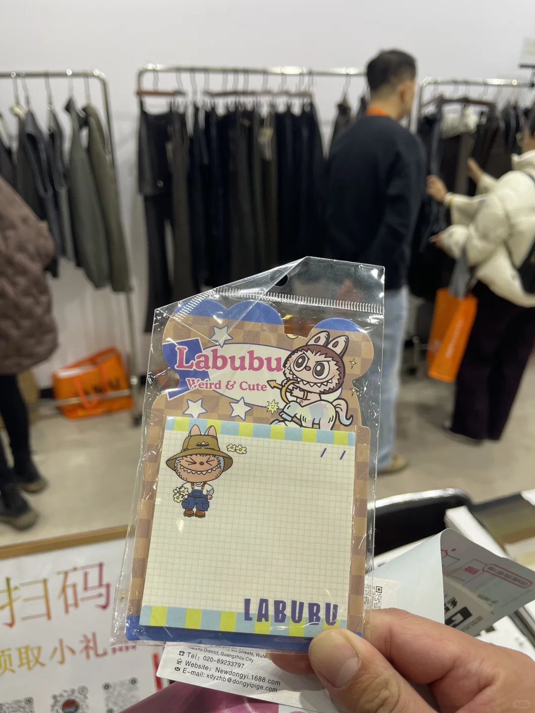 今天带设计师去逛杭州展会，拿了好多小礼品