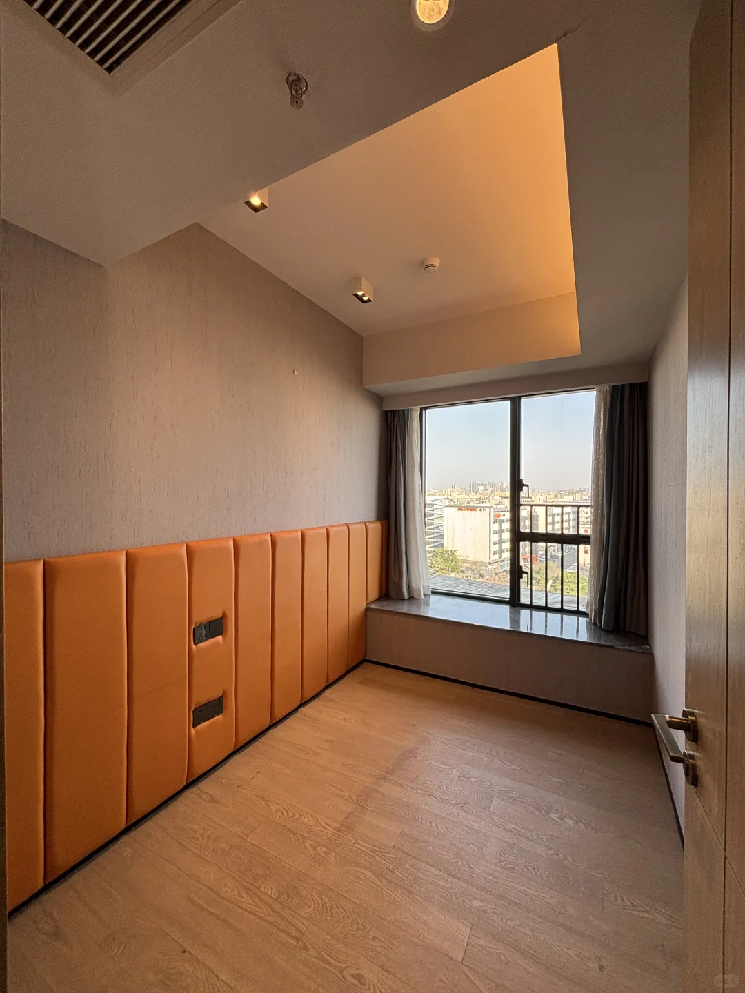 会展湾水岸60平两房一厅特价3500拎包入住