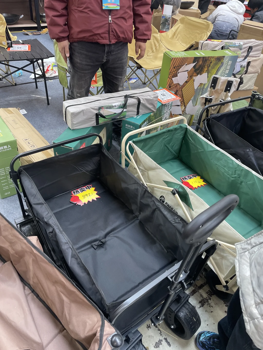 来逛玩具展会了 都没有空手的?