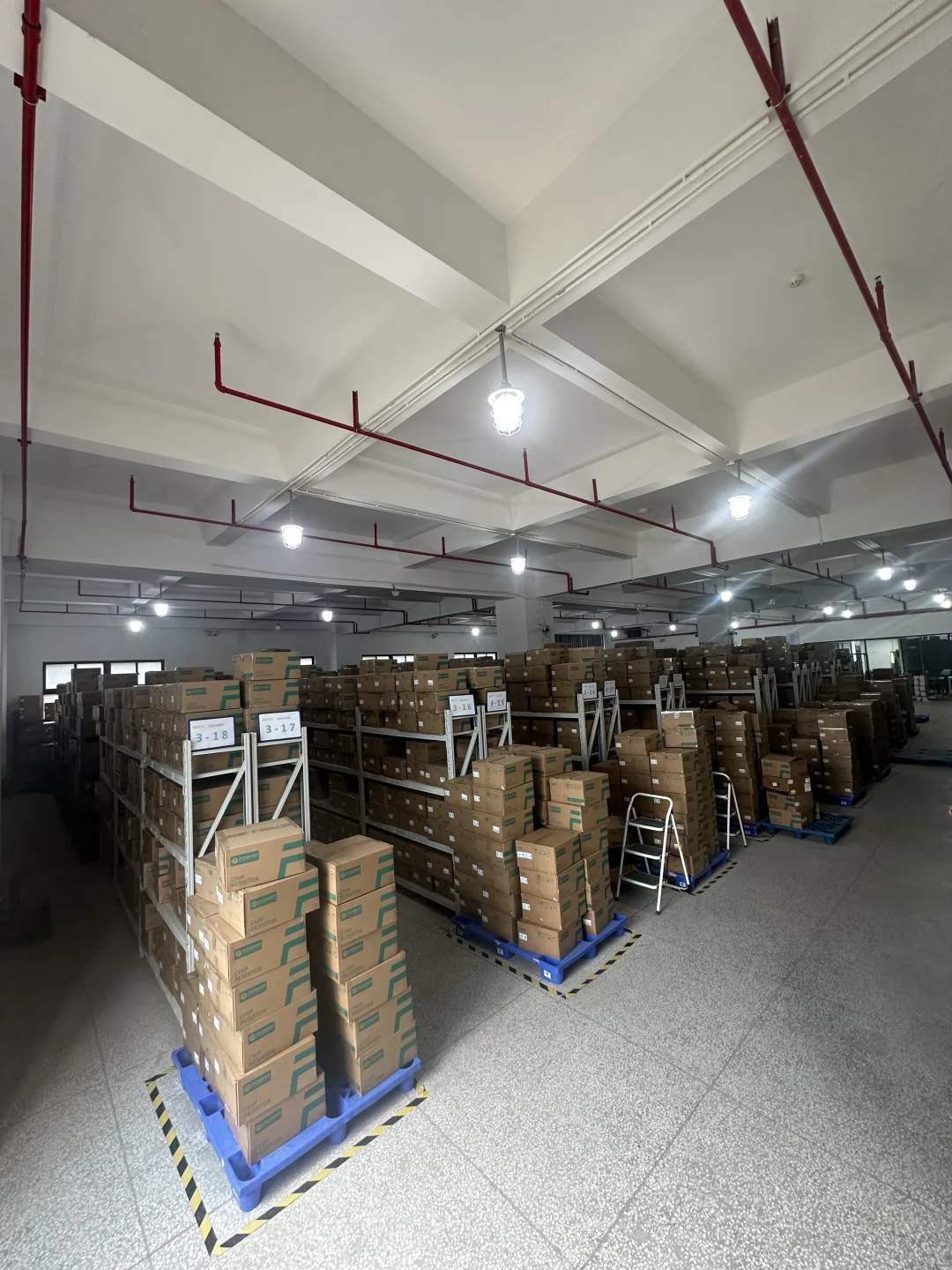 电子元器件仓库