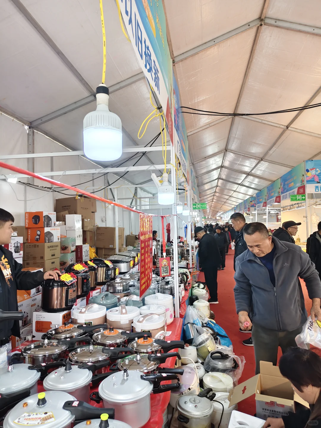 诸暨城市广场?️正热闹！赶大集一样