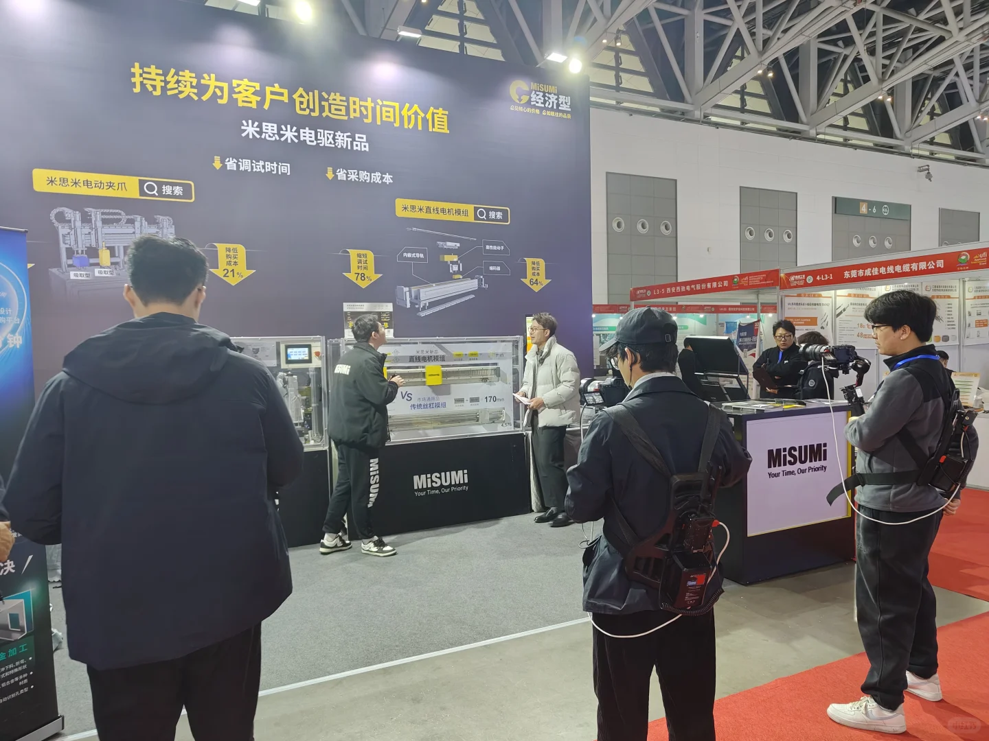 展会上，现场直播展会产品介绍