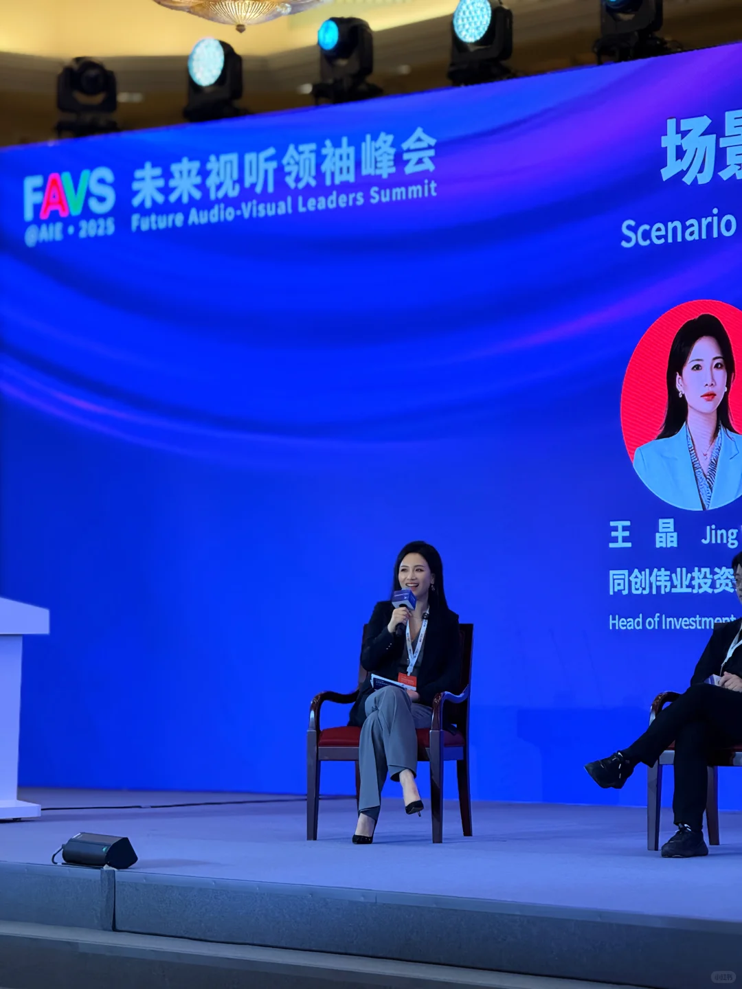 AI眼镜终于站在了全球电子的舞台中央