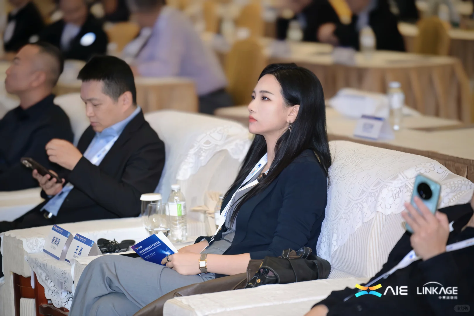 AI眼镜终于站在了全球电子的舞台中央