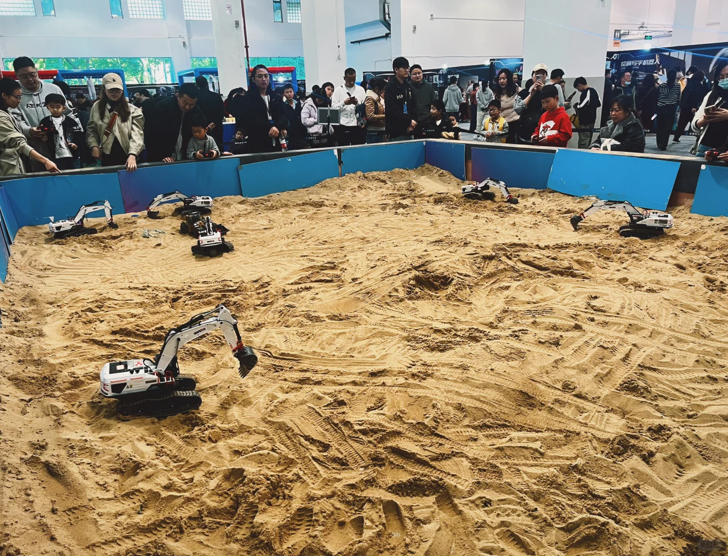 2025 ? 环梦AI机器人科普展?