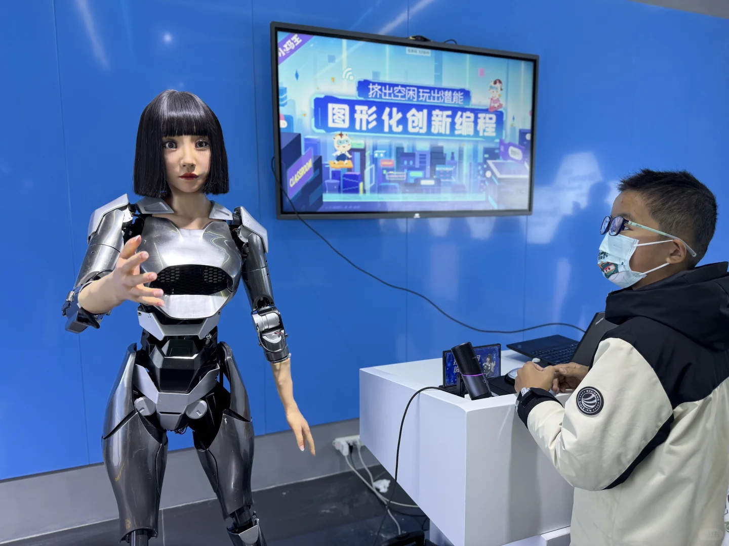 《人机共生》机器人博览艺术展