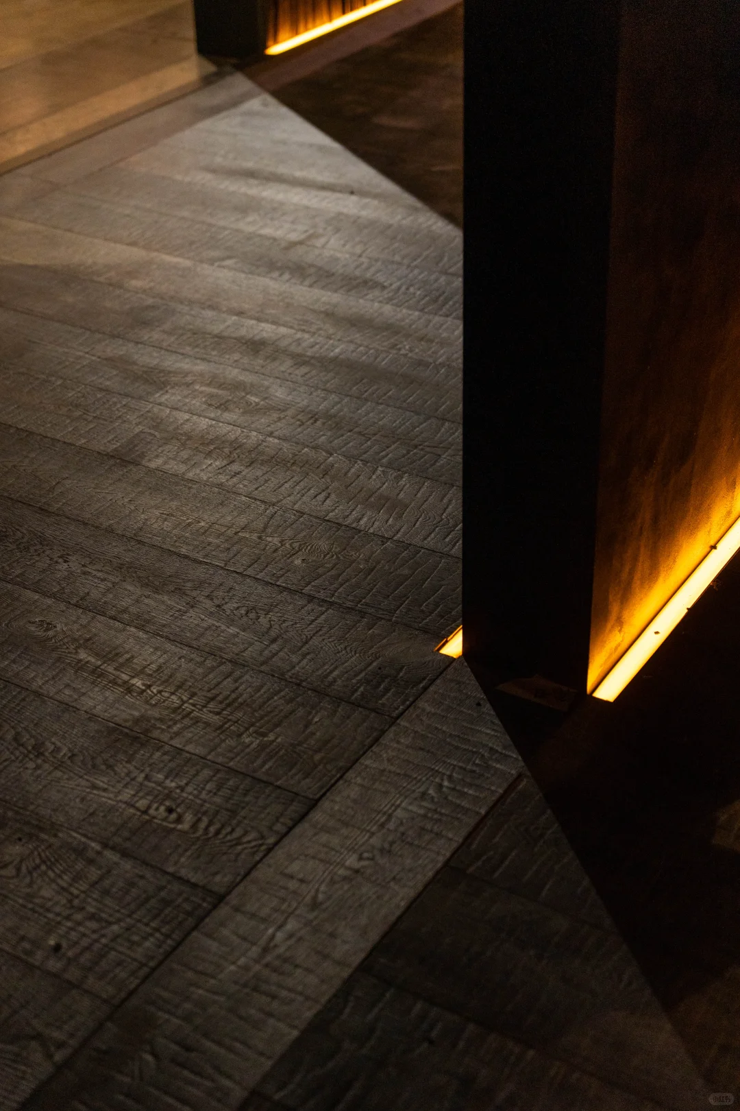 吴滨X地王｜M&O香港展，藏着会发光的地板