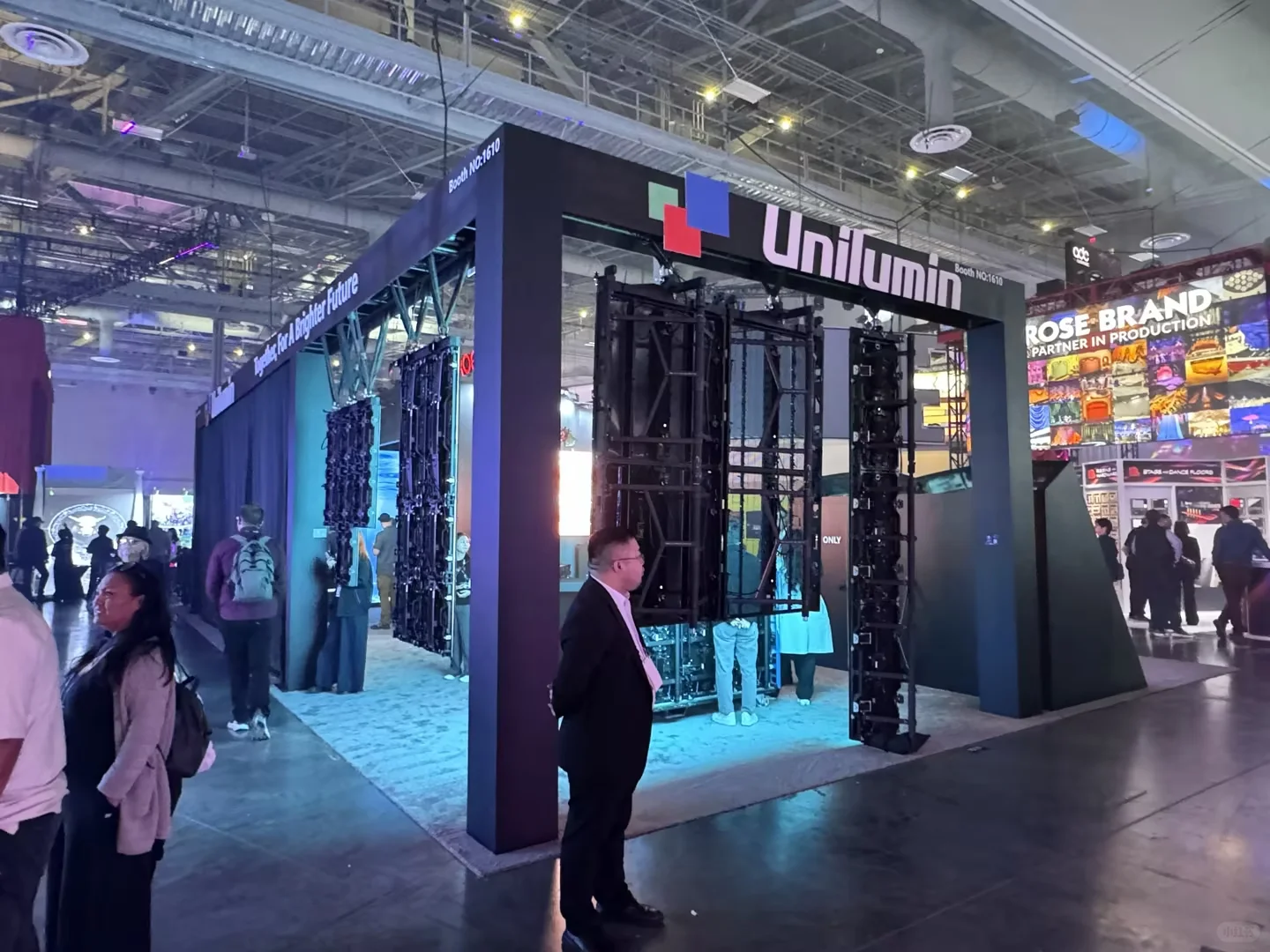 哇！这个展台也太炫了！?