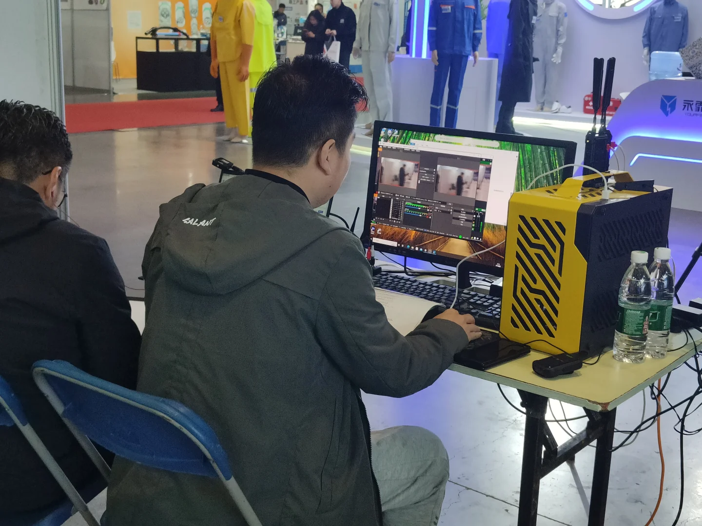 展会上，现场直播展会产品介绍