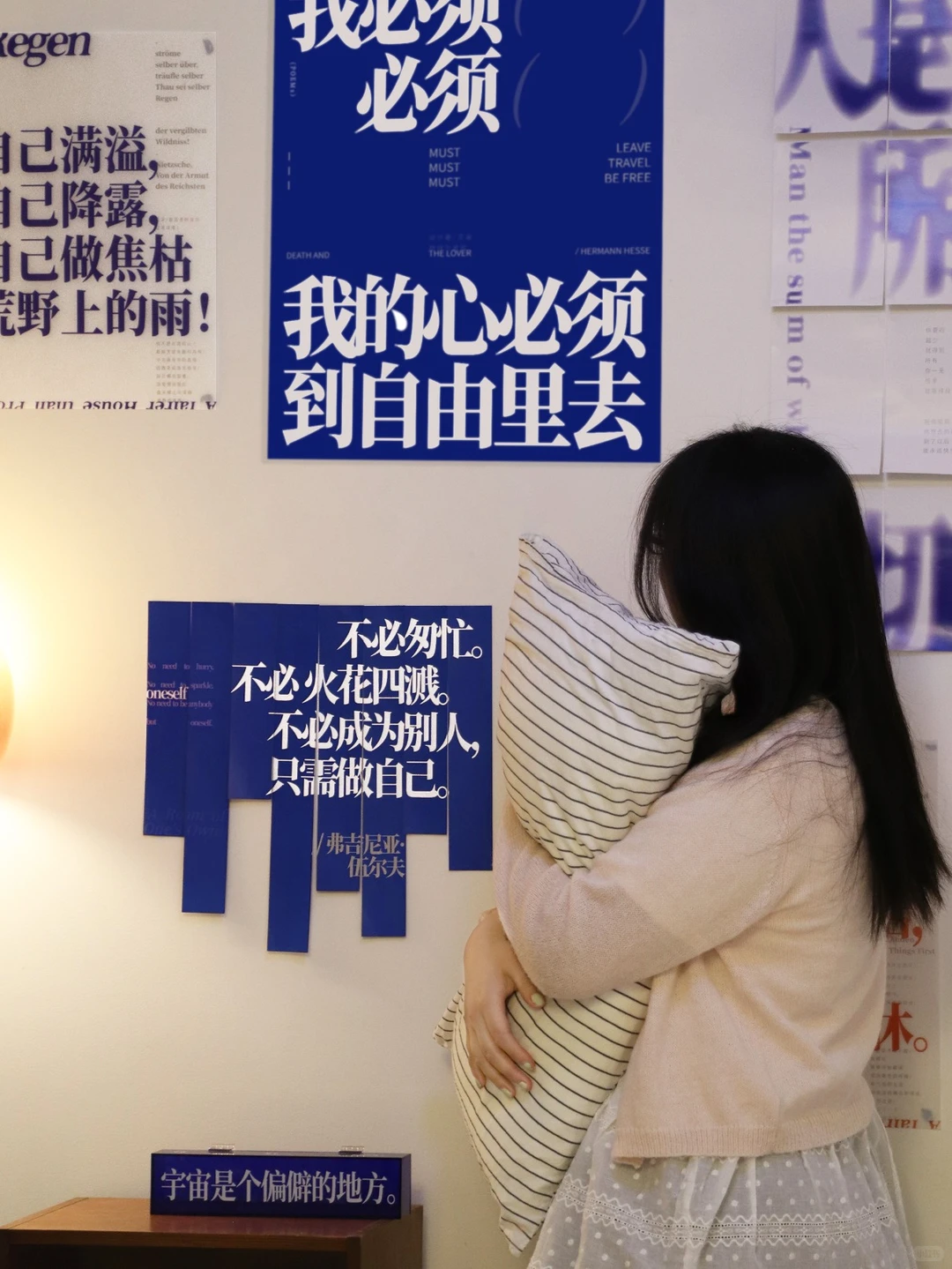 我 在 卧 室 办 了 一 个 诗 歌 展 。