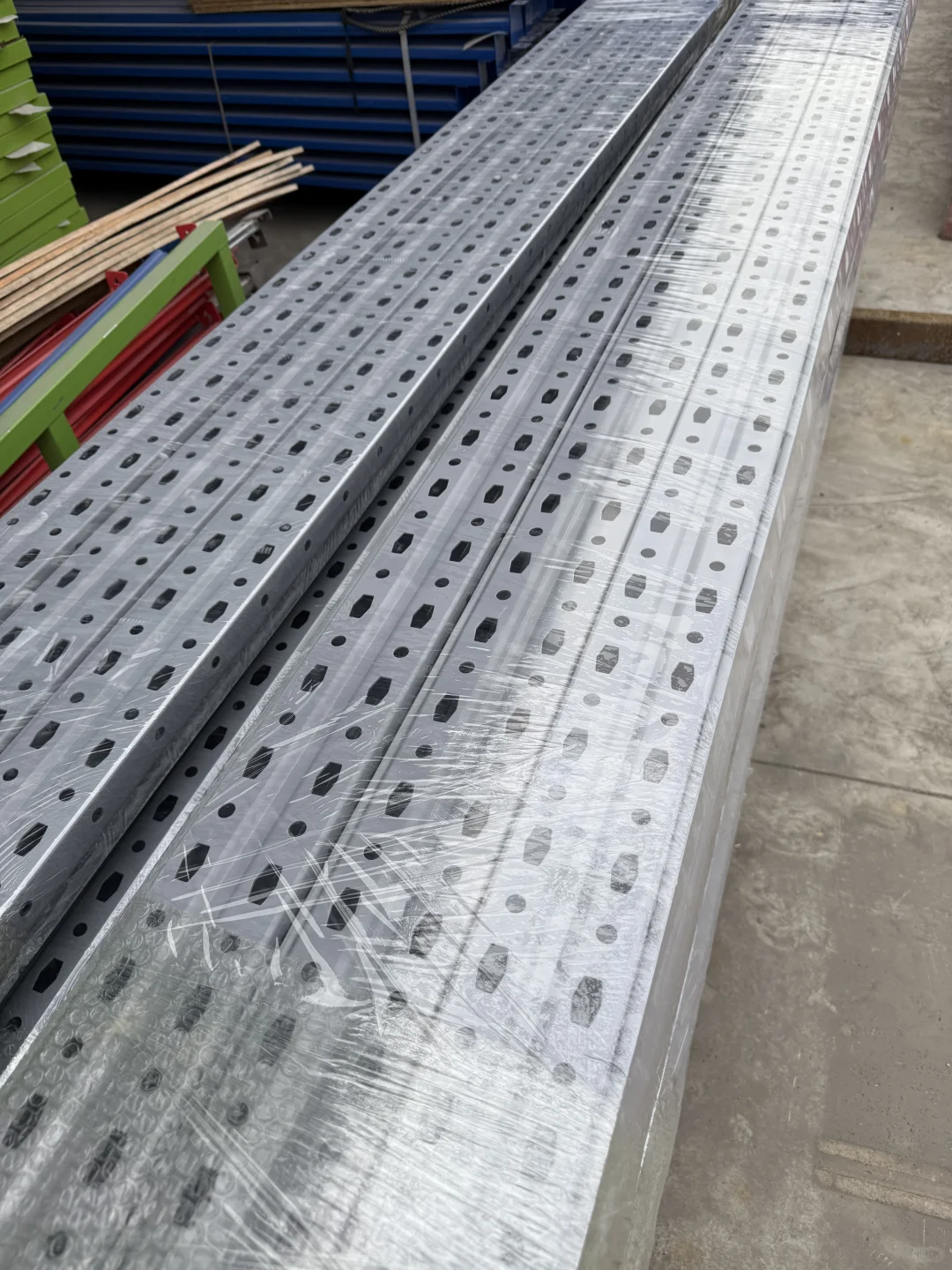 仓储货架工厂舍得投资设备才能做出更好产品