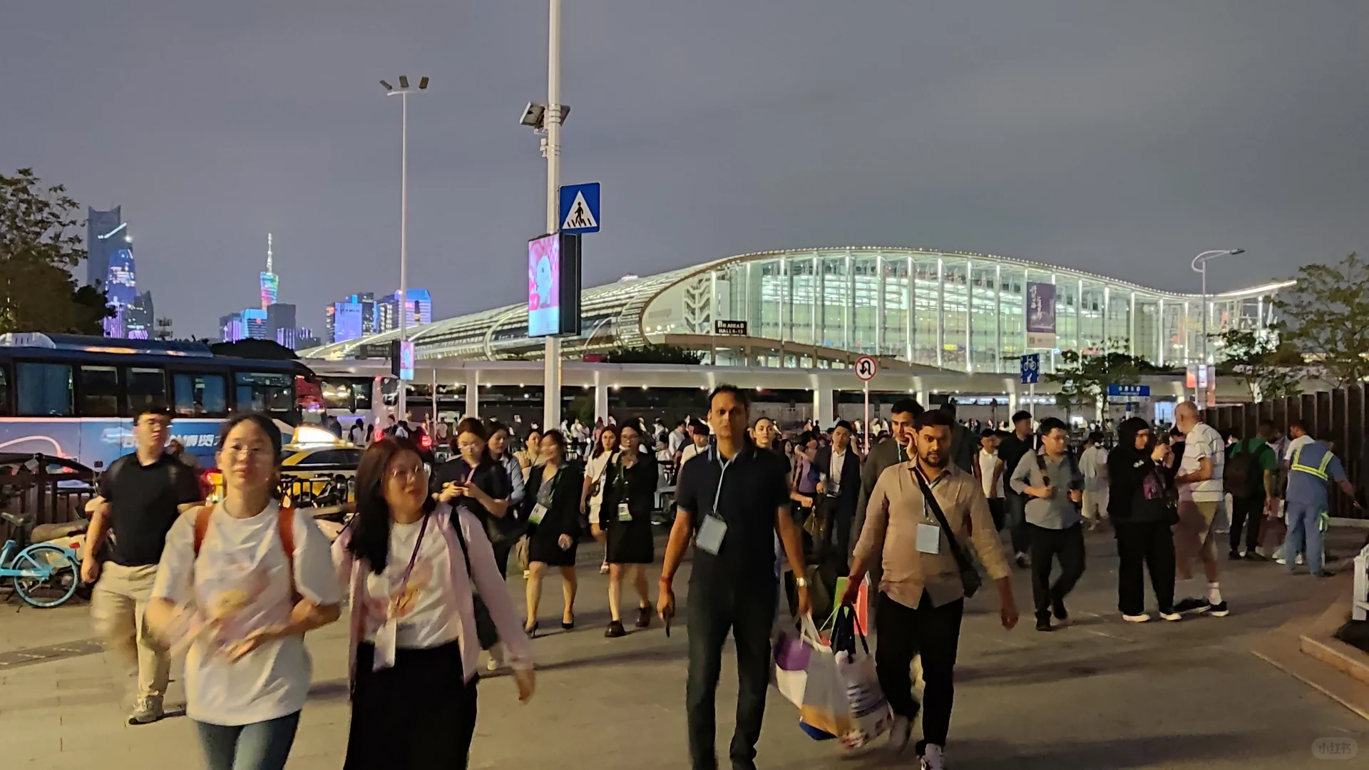 20251031｜华灯初上的广交会展馆