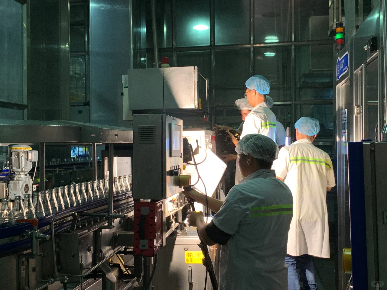 是谁喝上了新鲜出炉的可乐呀?