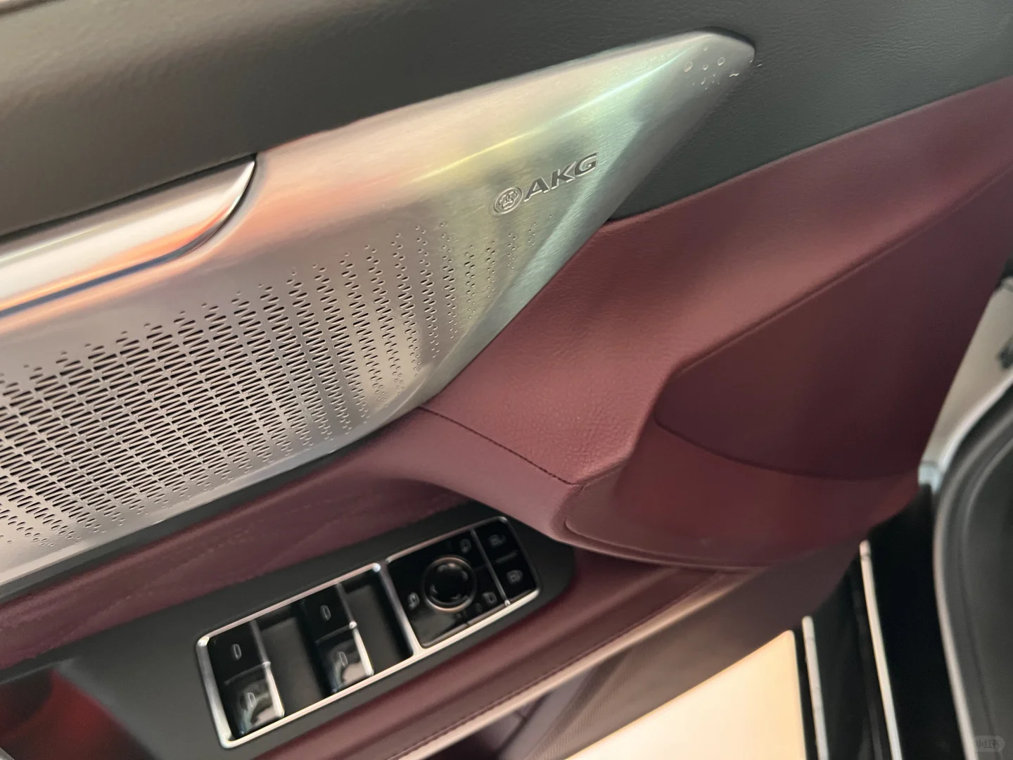 进博会CT6少量红内