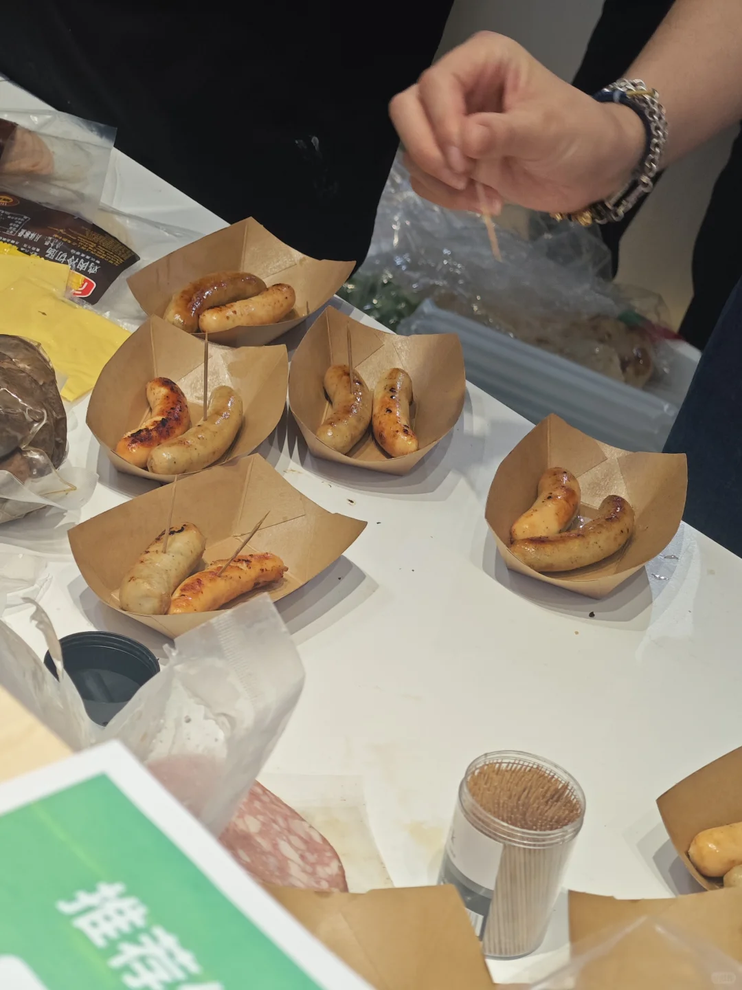 食品展能吃的不多，排队的很多