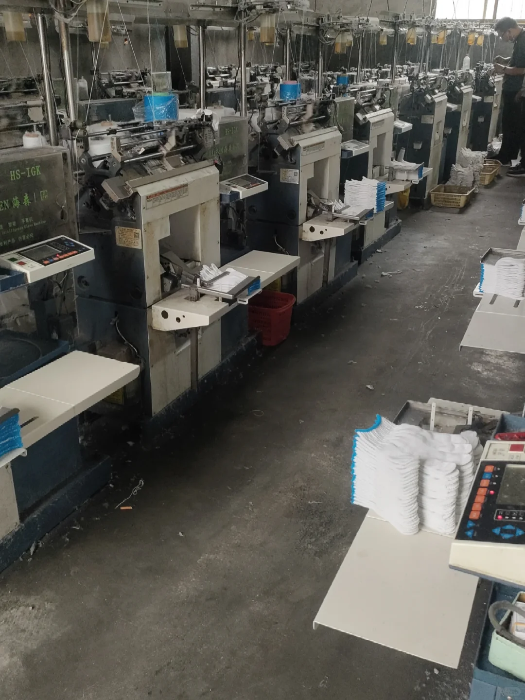 沉浸式感受手套工厂的运转节奏?