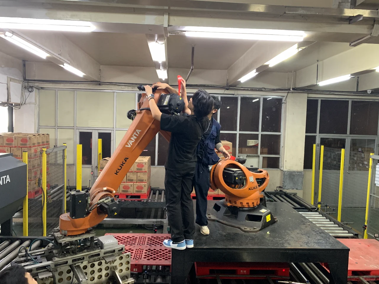 是谁喝上了新鲜出炉的可乐呀?