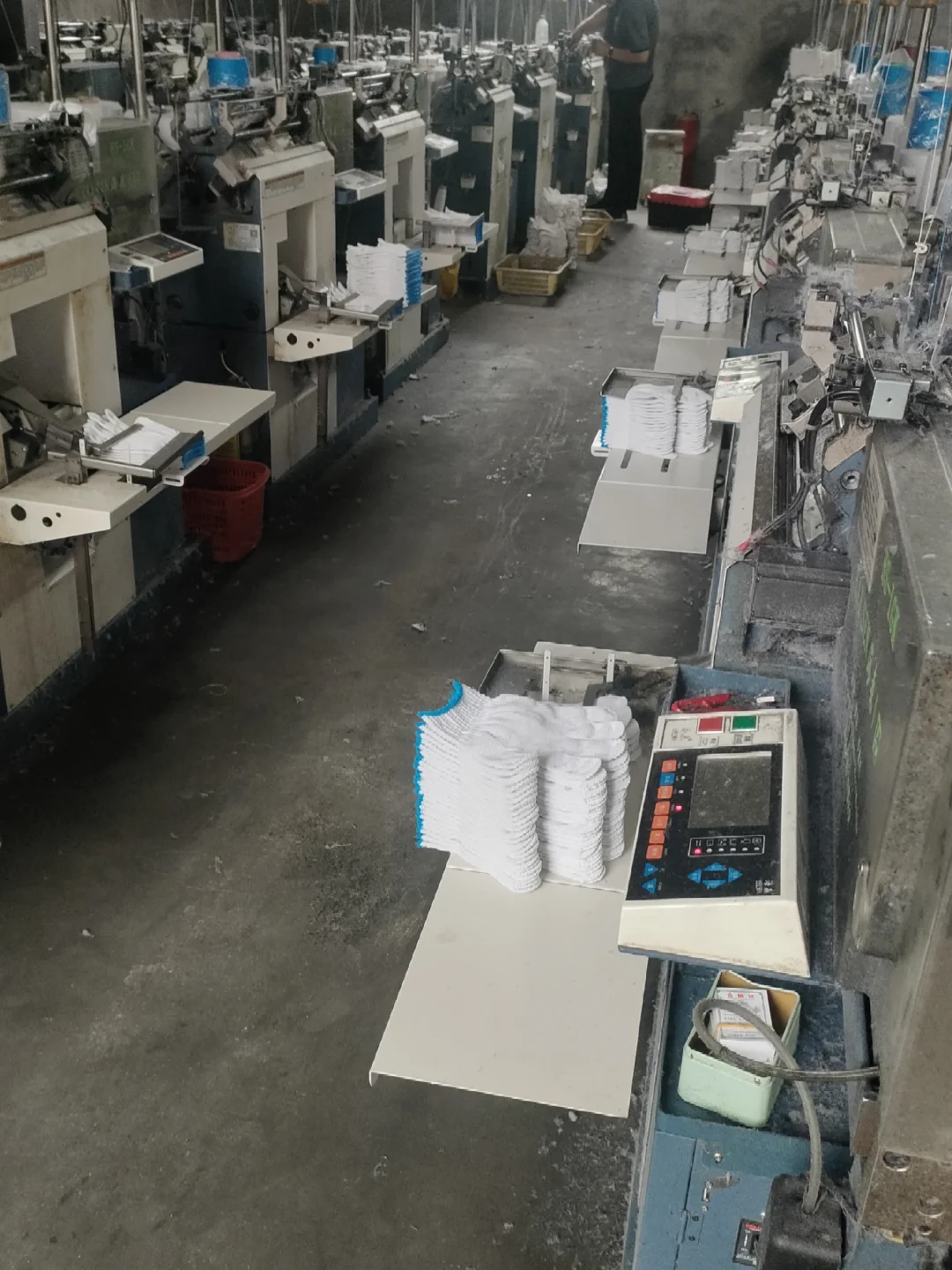 沉浸式感受手套工厂的运转节奏?