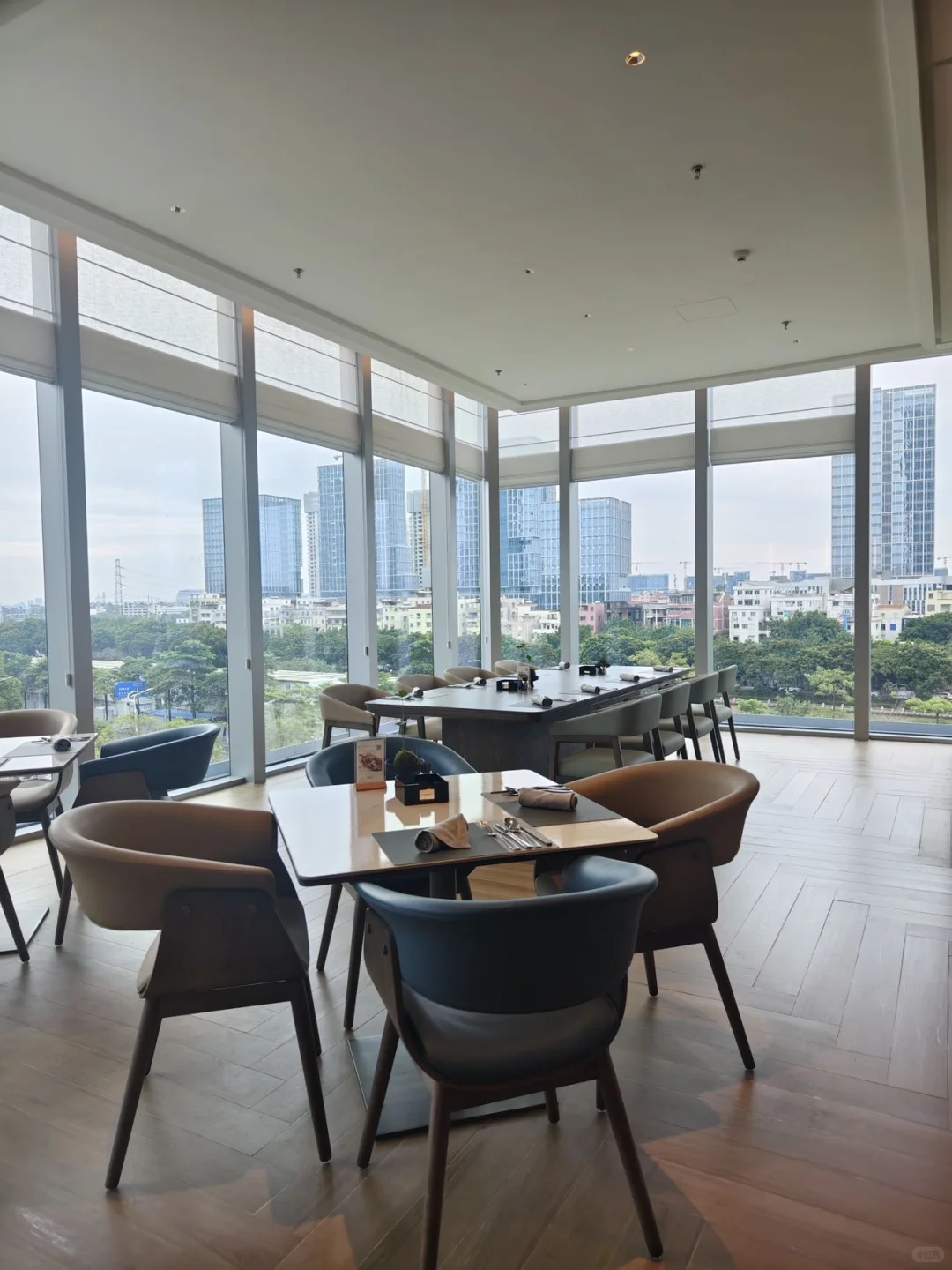 这家万怡把艺术与江景焊死了✨