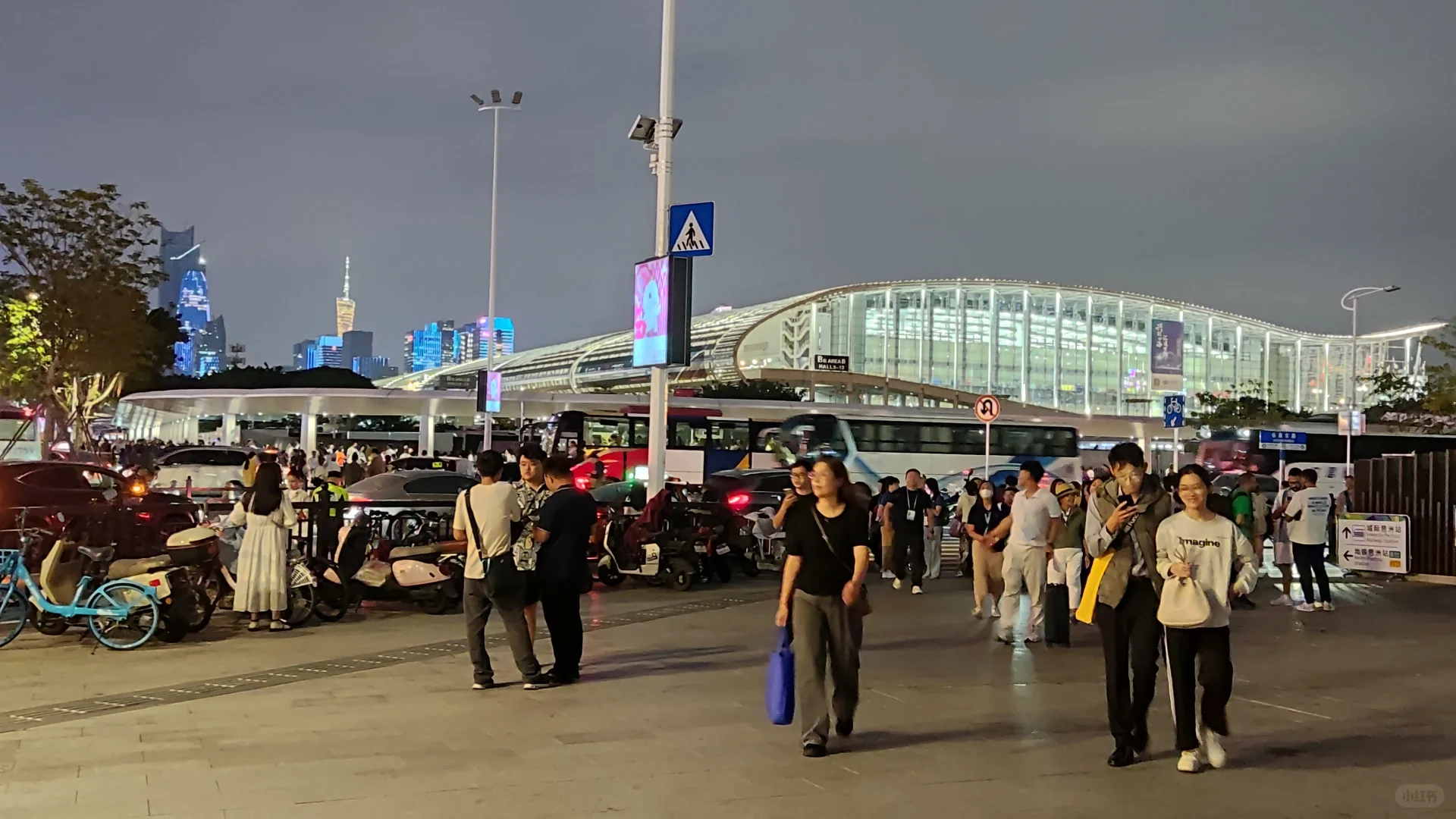 20251031｜华灯初上的广交会展馆