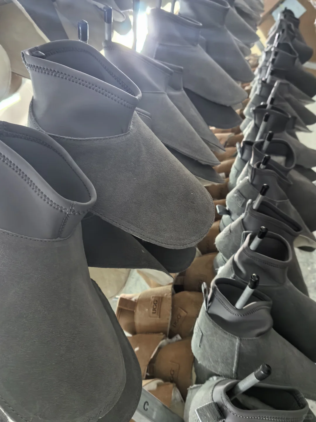 车间中正在出的 半成品雪地靴