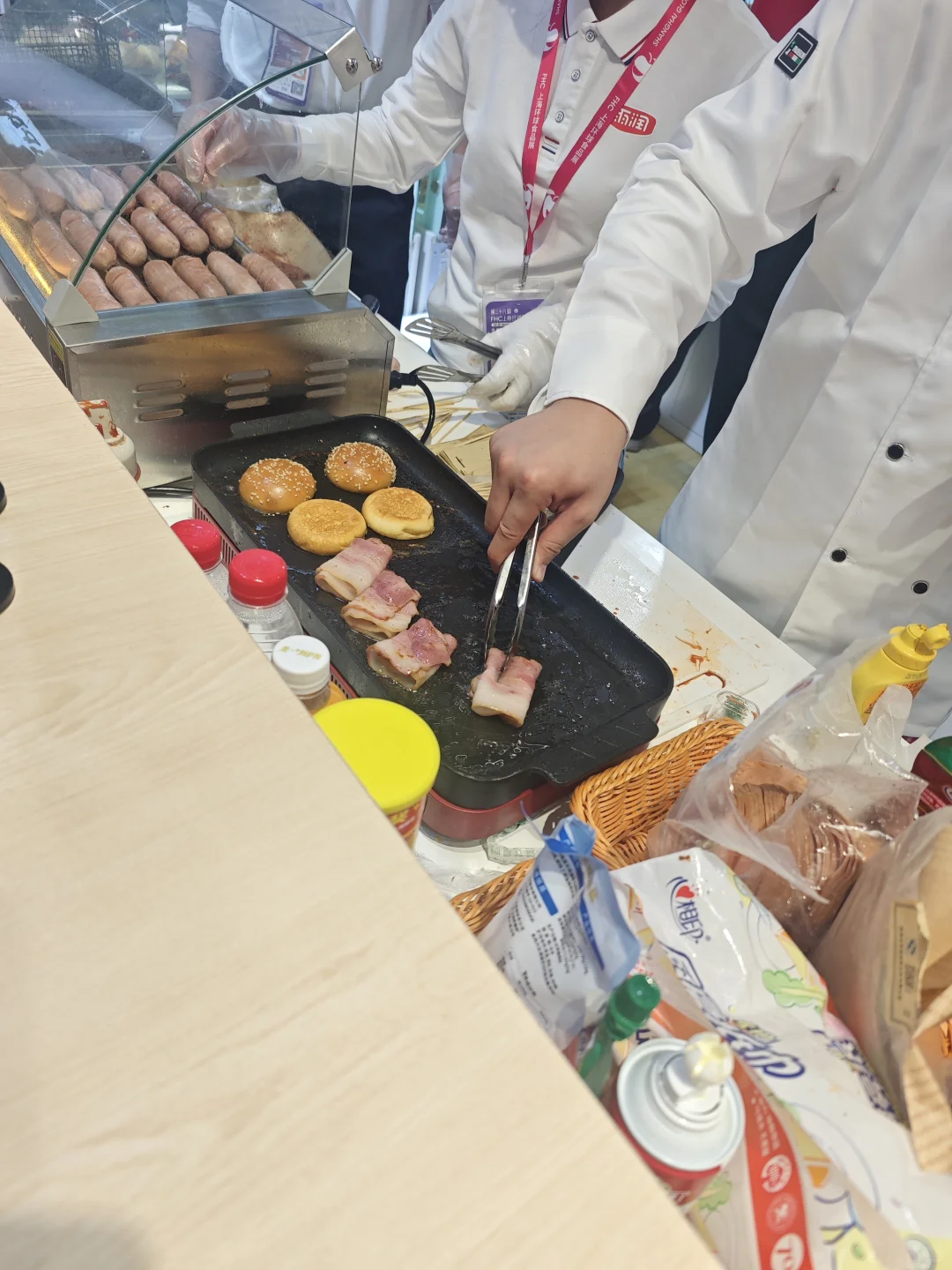 食品展能吃的不多，排队的很多