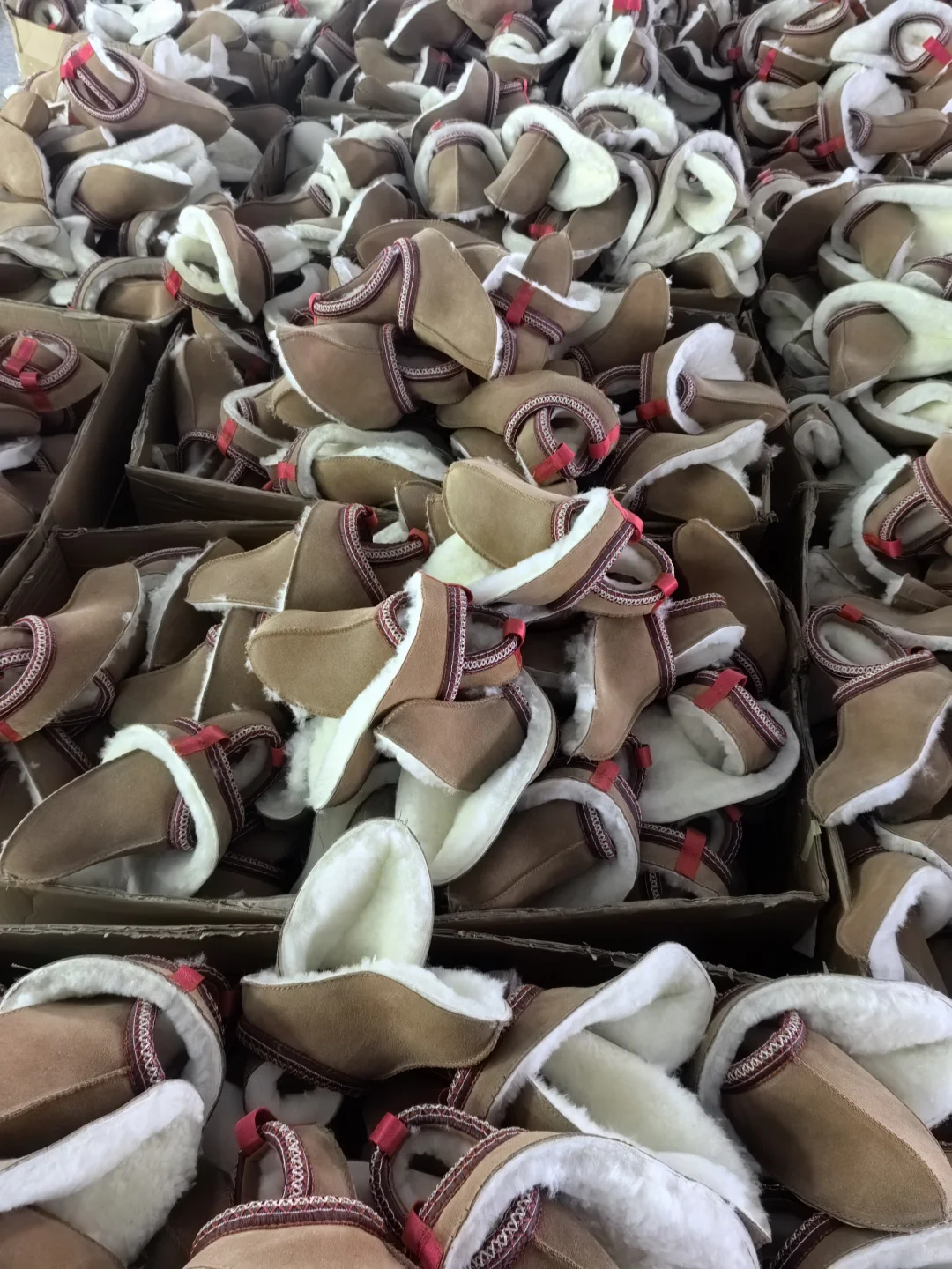 车间中正在出的 半成品雪地靴