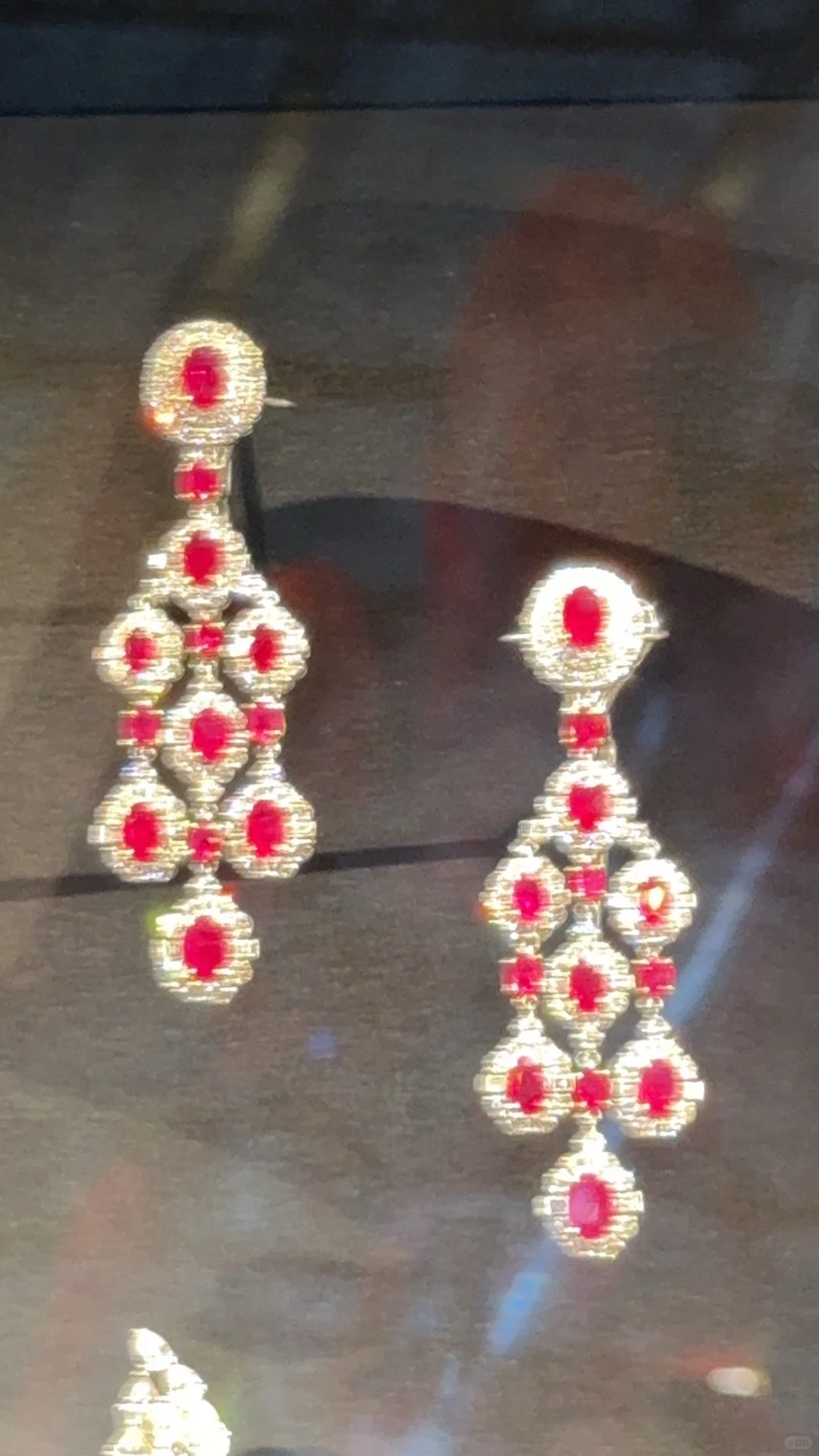 进博会最贵一条祖母绿如果加我的戒指就完美