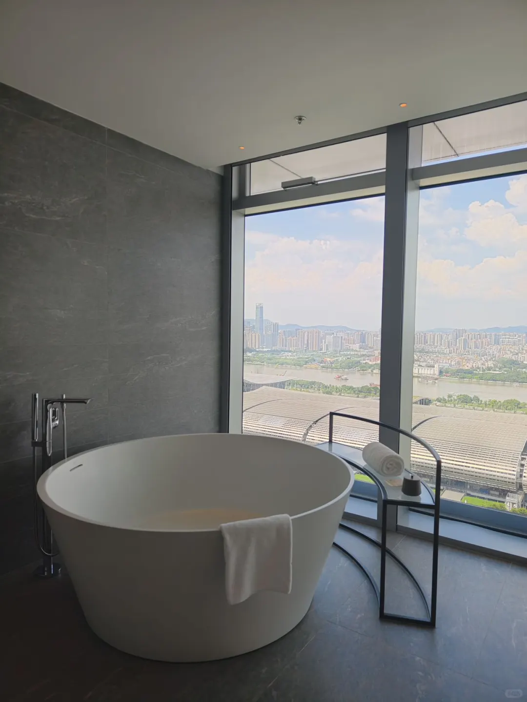 琶洲这家酒店把闺蜜周末过成了艺术大片?