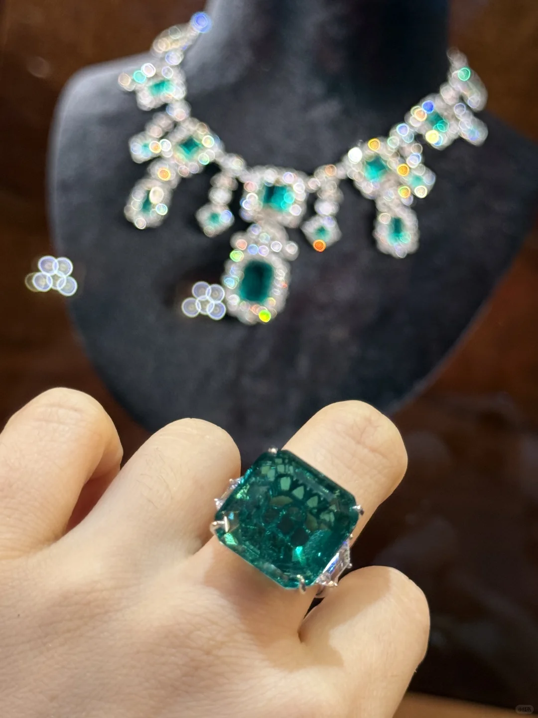 进博会最贵一条祖母绿如果加我的戒指就完美