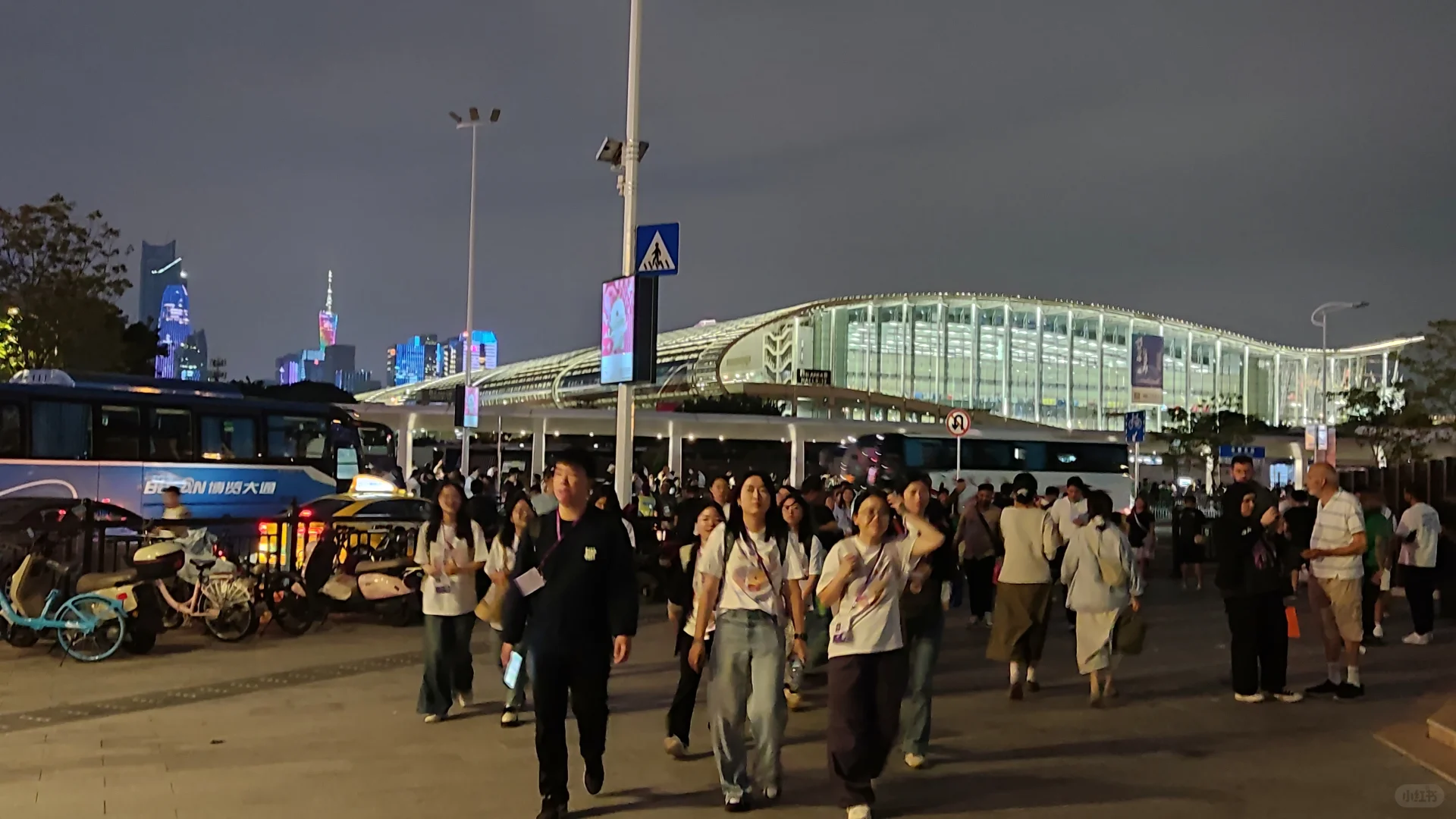 20251031｜华灯初上的广交会展馆