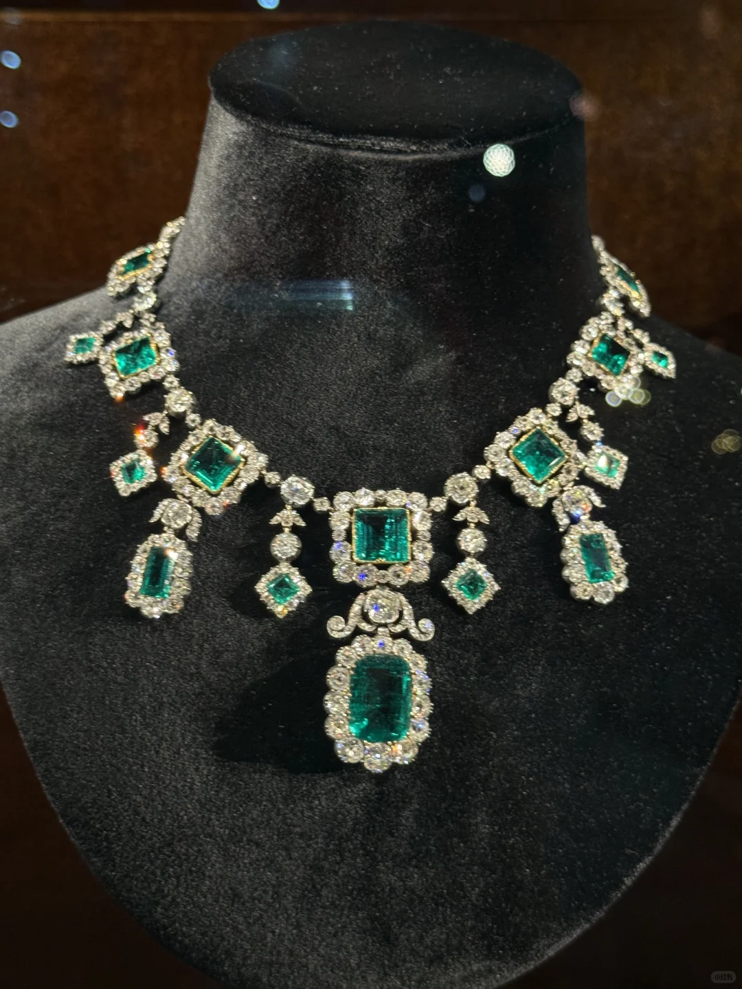 进博会最贵一条祖母绿如果加我的戒指就完美