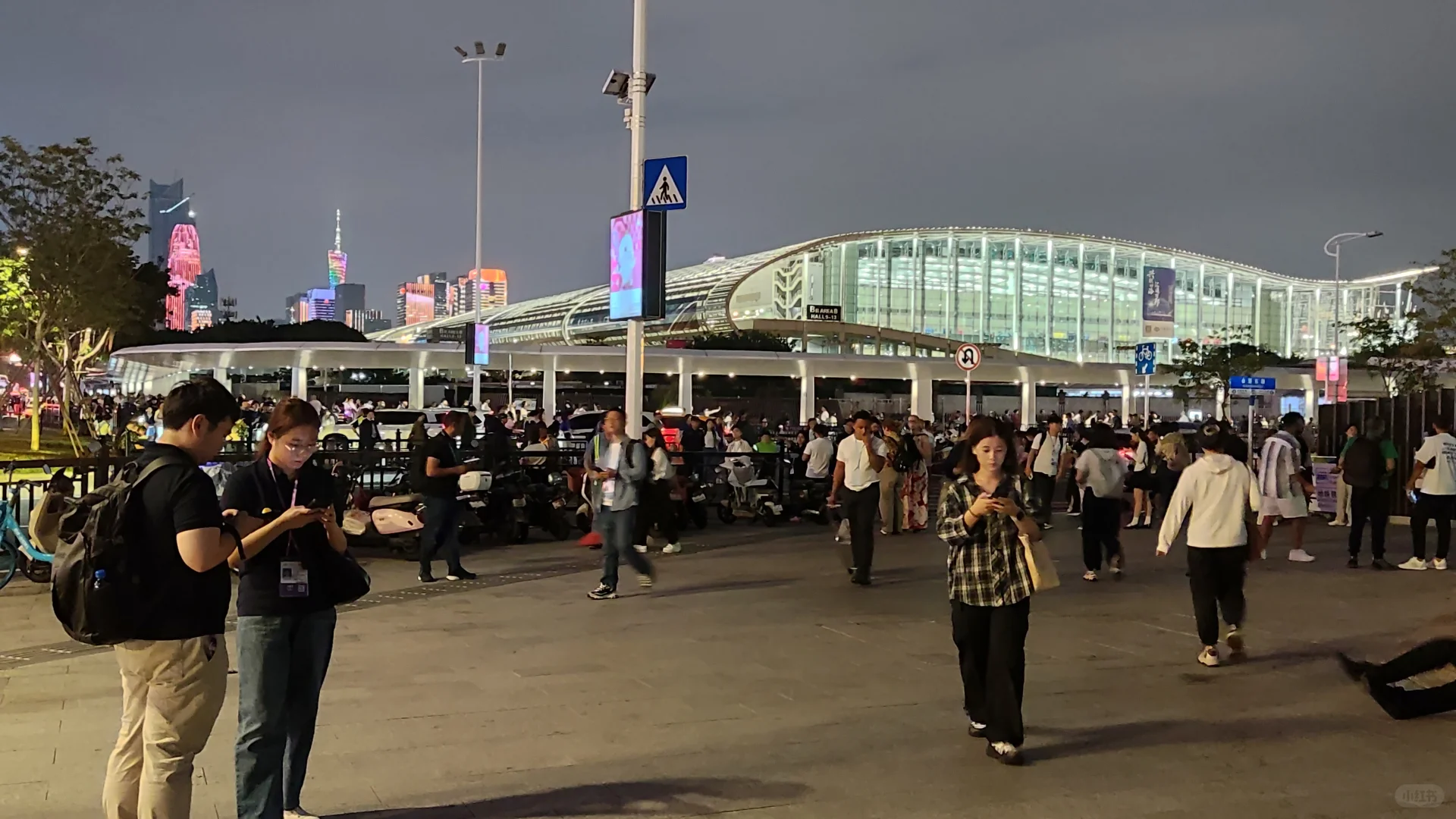 20251031｜华灯初上的广交会展馆