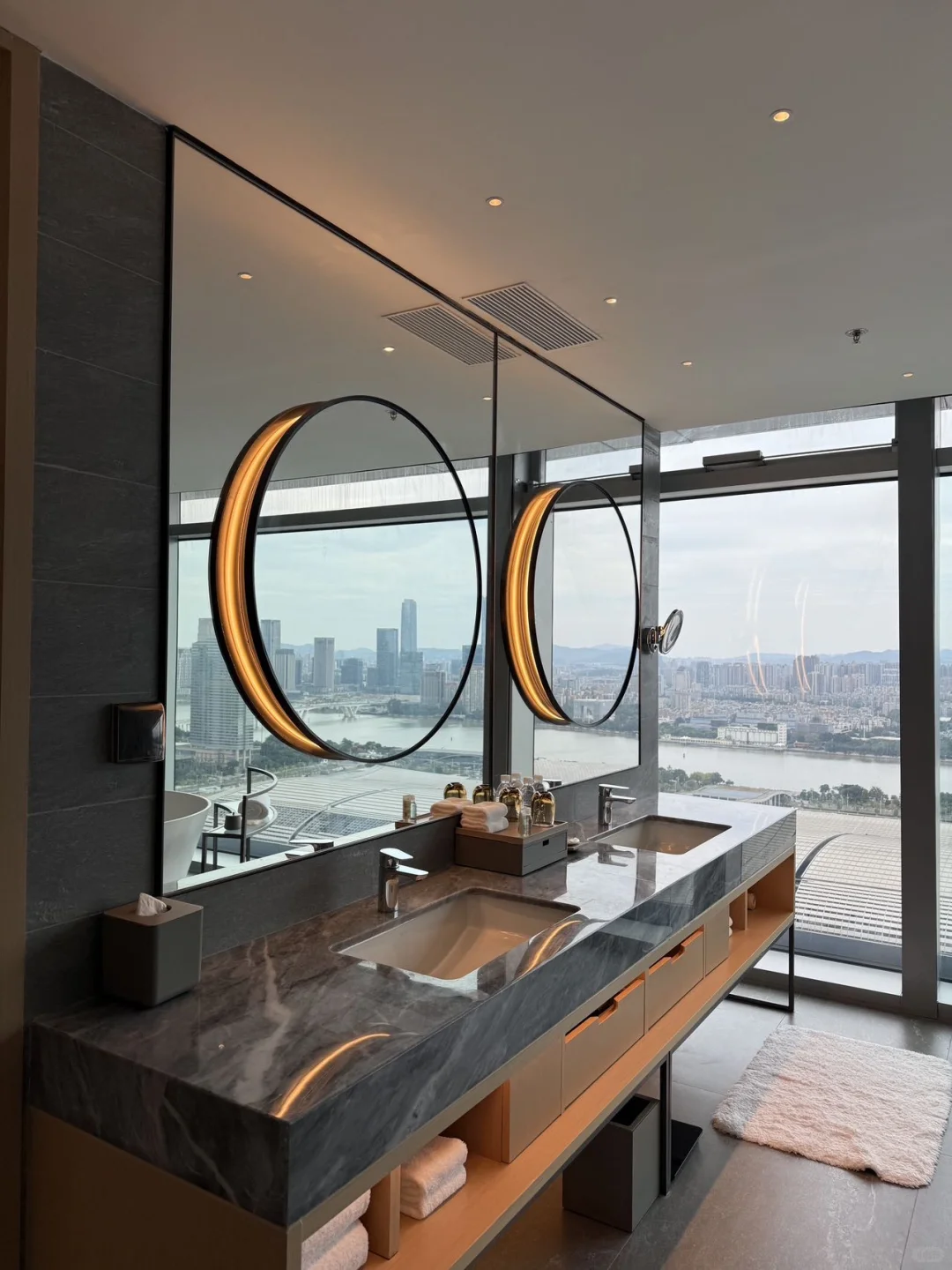 这家万怡把艺术与江景焊死了✨