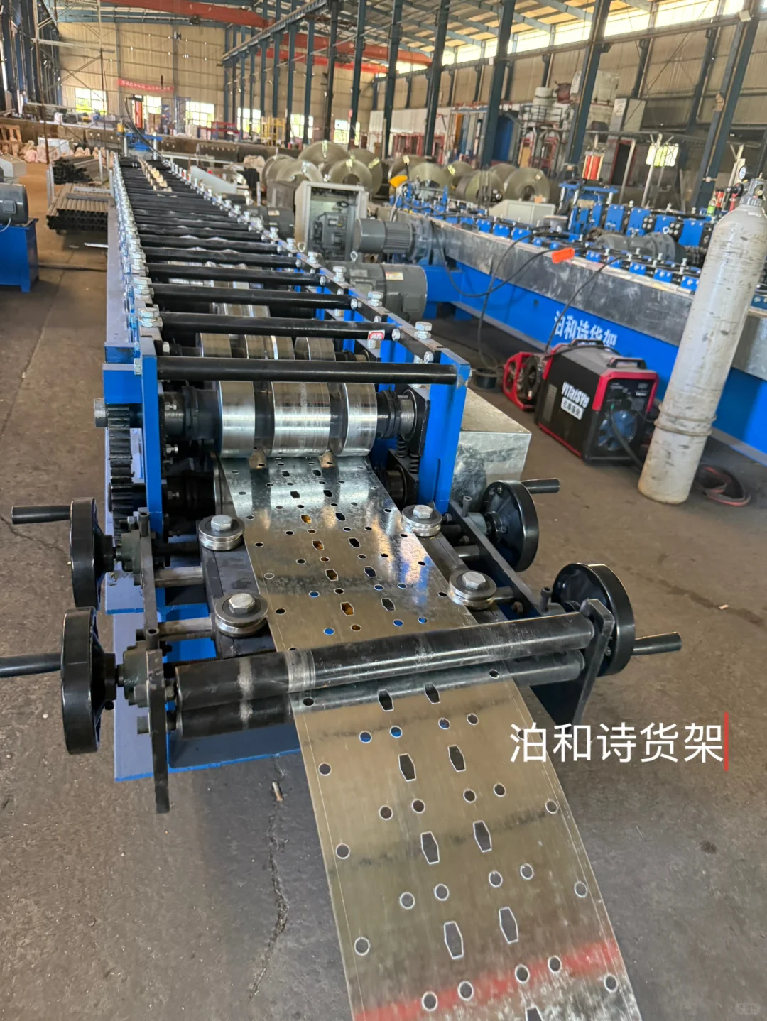 仓储货架工厂舍得投资设备才能做出更好产品