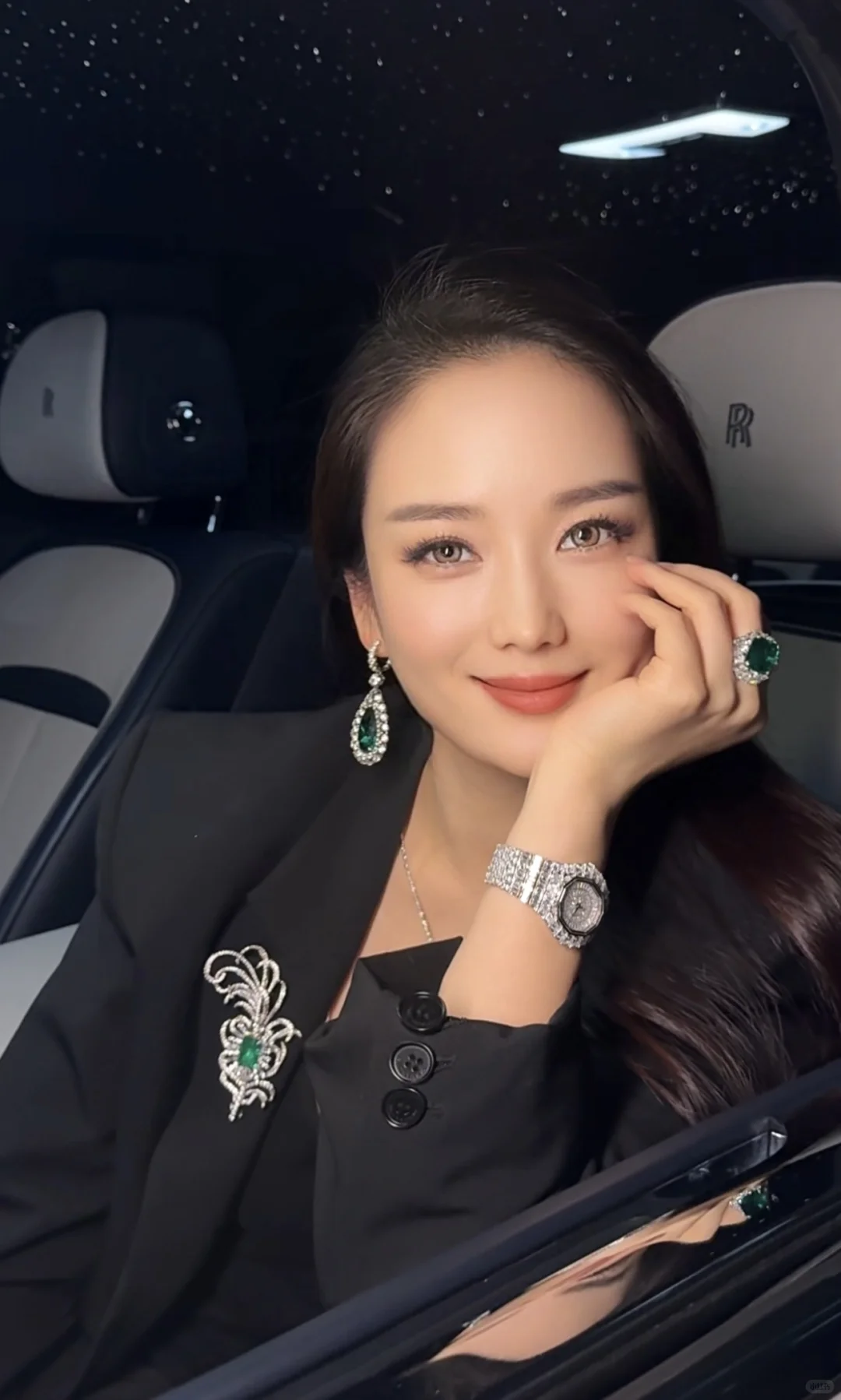 进博会最贵一条祖母绿如果加我的戒指就完美